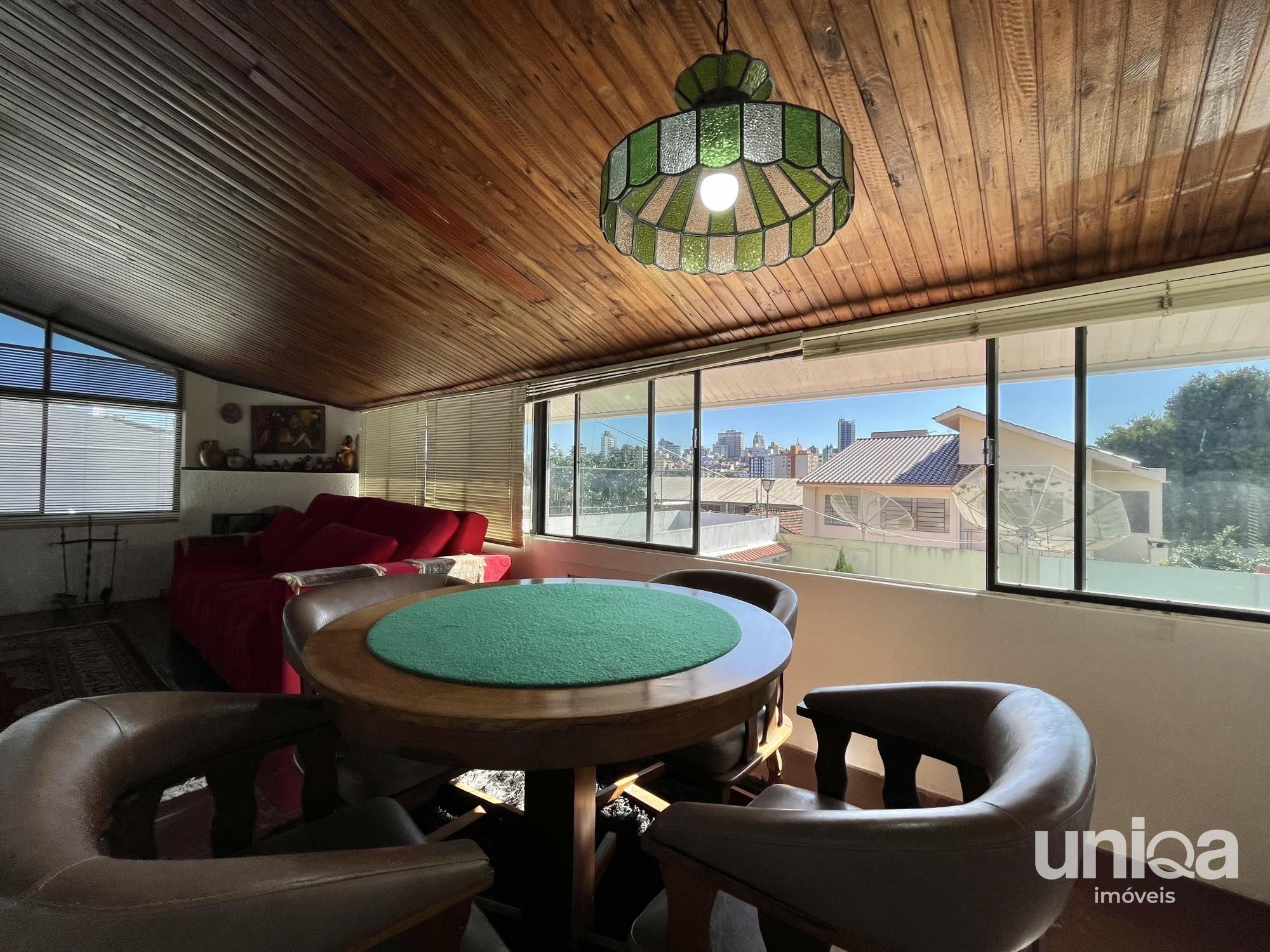 Casa para venda de 05 dormitórios em Santa Maria
