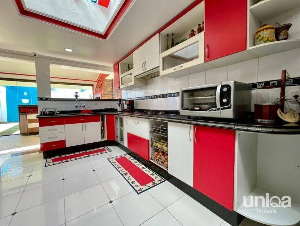 Casa de alto padrão com 06 dormitórios sendo 03 suítes piscina localizada no bai