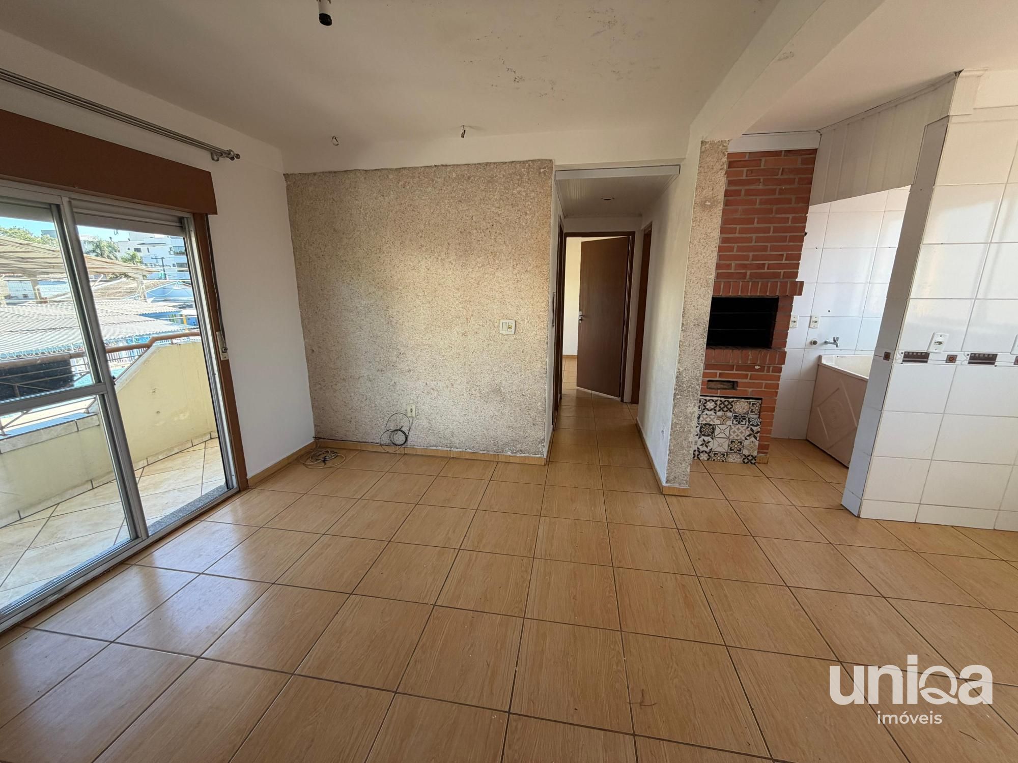 Aluga-se apartamento com dois dormitórios, sacada e churrasqueira