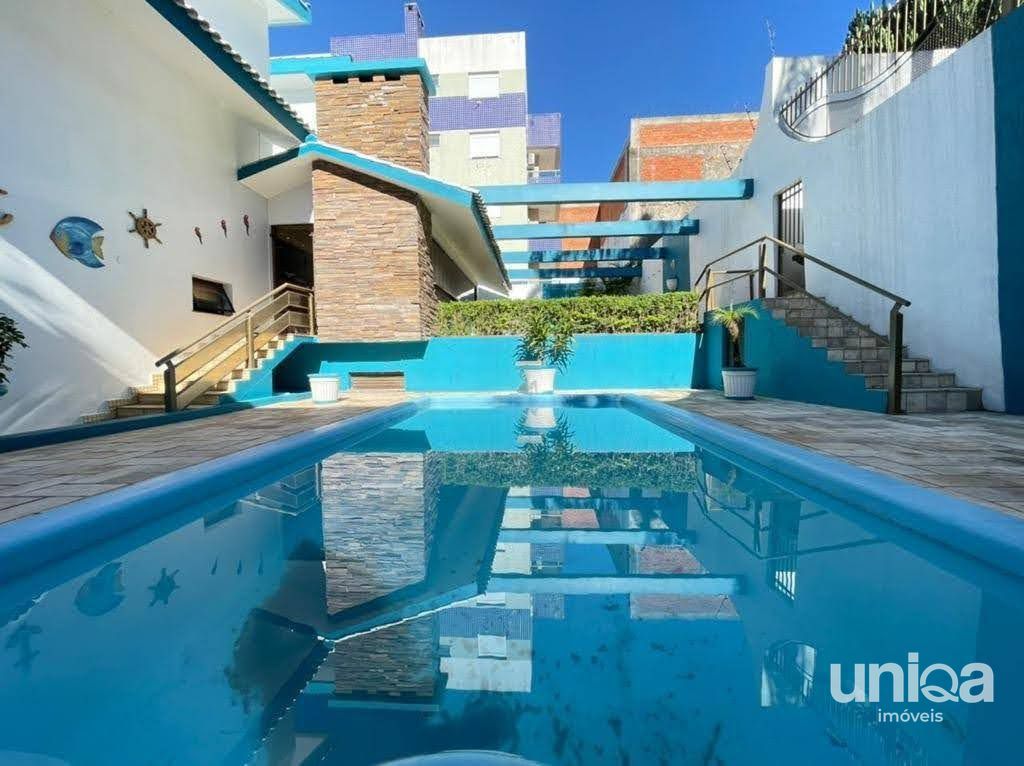 Casa de alto padrão com 06 dormitórios sendo 03 suítes piscina localizada no bai