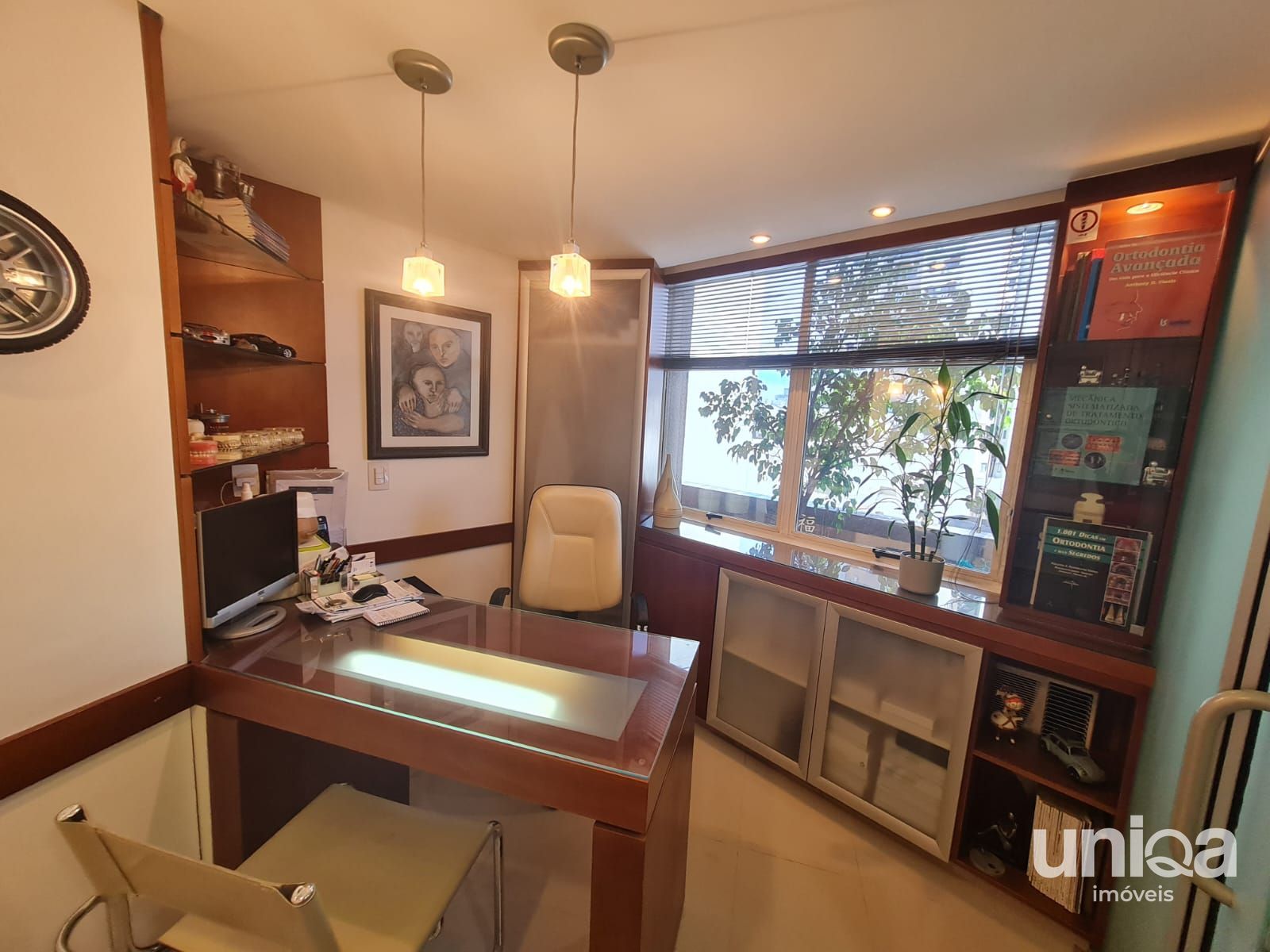 Sala comercial com 82m2 e garagem para venda no ed Continente em Santa Maria per