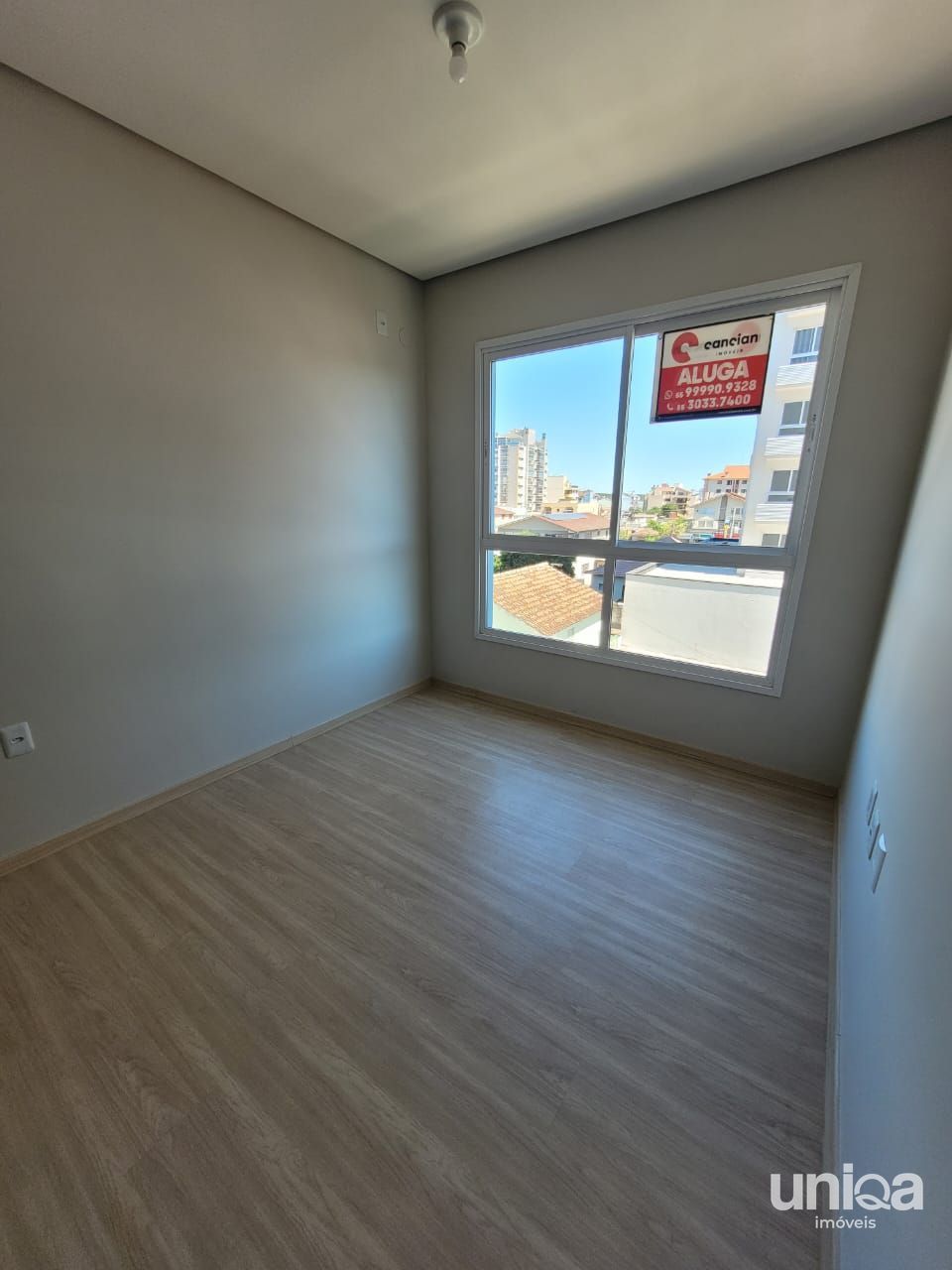 Apartamento com dois dormitórios elevador e garagem alugo ou vendo em Camobi SM.