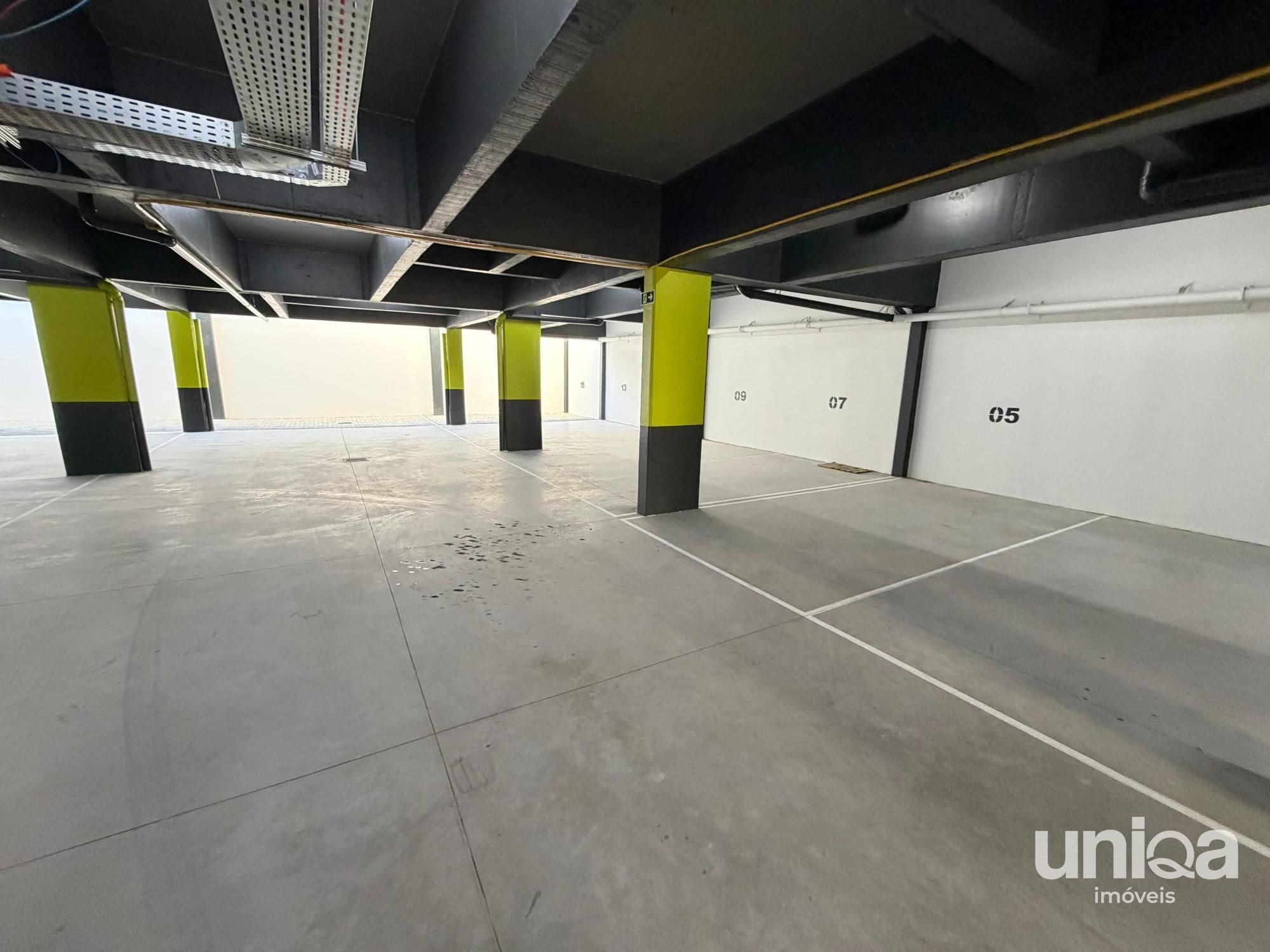 Apto 01 dormitório com sacada e garagem em camobi no Ed BONN