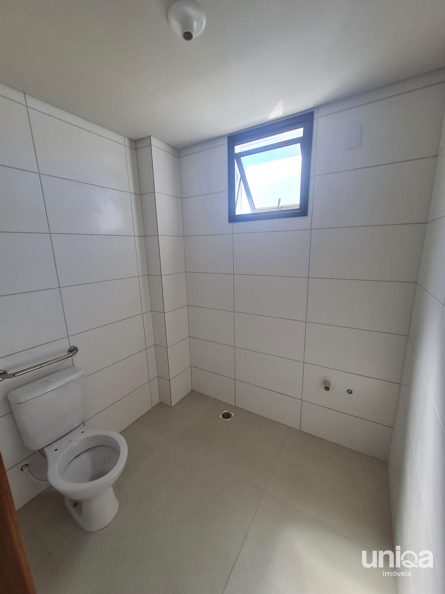 Alugo Sala comercial nova com 27m2 em camobi no ed Belvedere