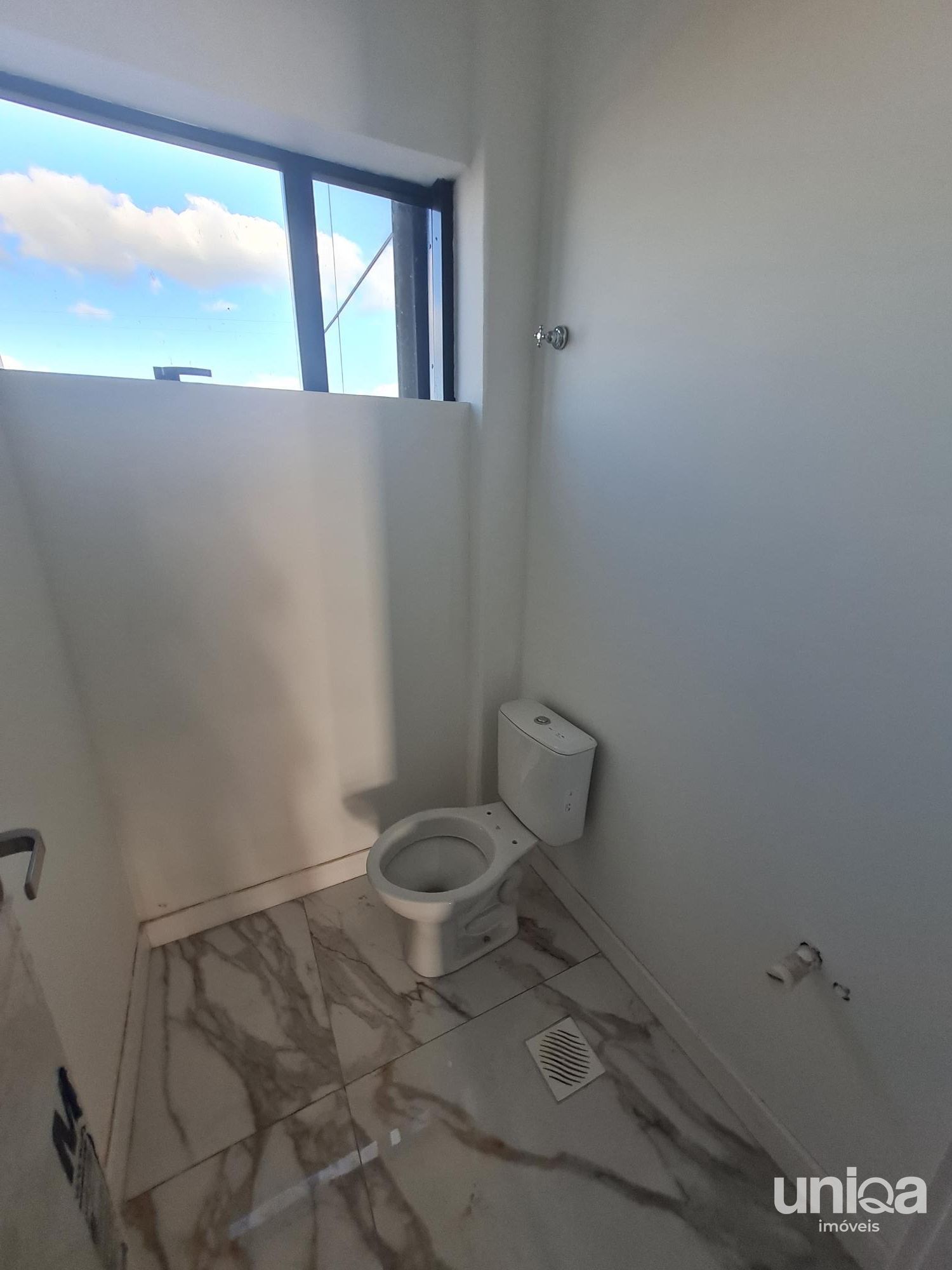 Sala comercial 34,90m2 frente leste para venda ou locação em