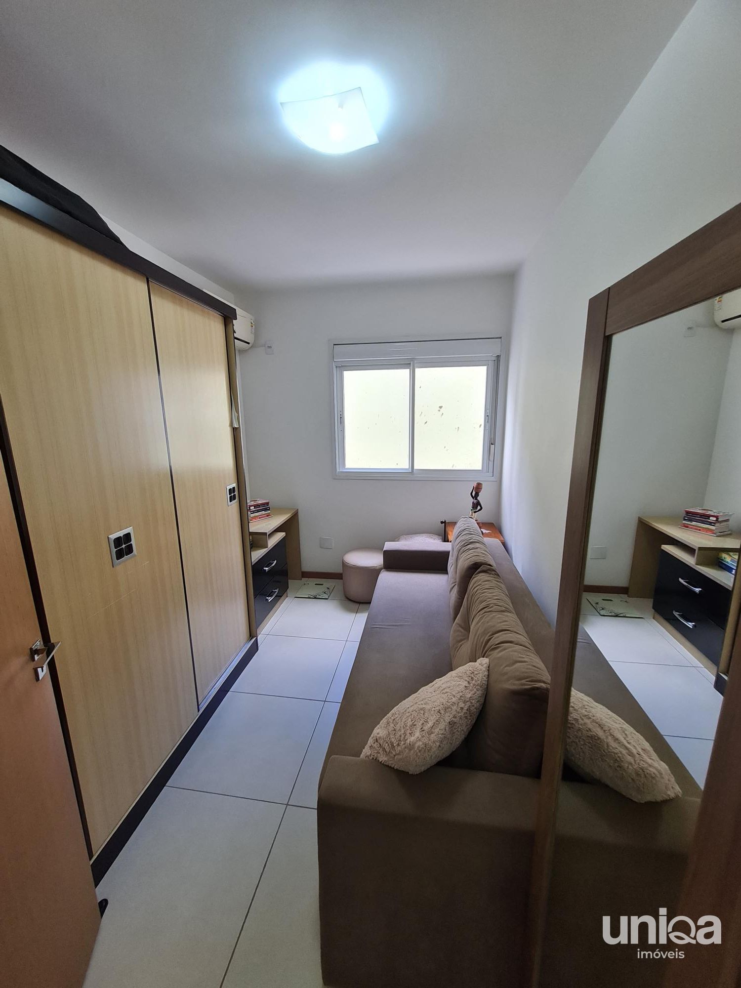 Apto 02 Dormitórios mobiliado para venda em Santa Maria com Garagem no ed Gabro