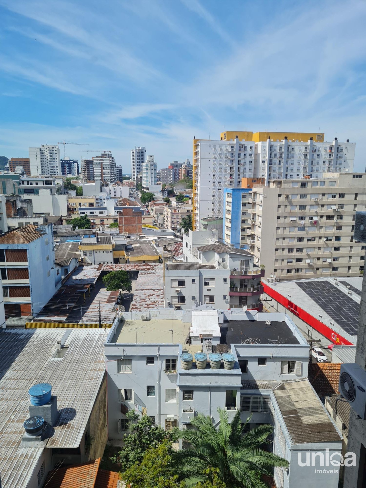Sala comercial com 82m2 e garagem para venda no ed Continente em Santa Maria per
