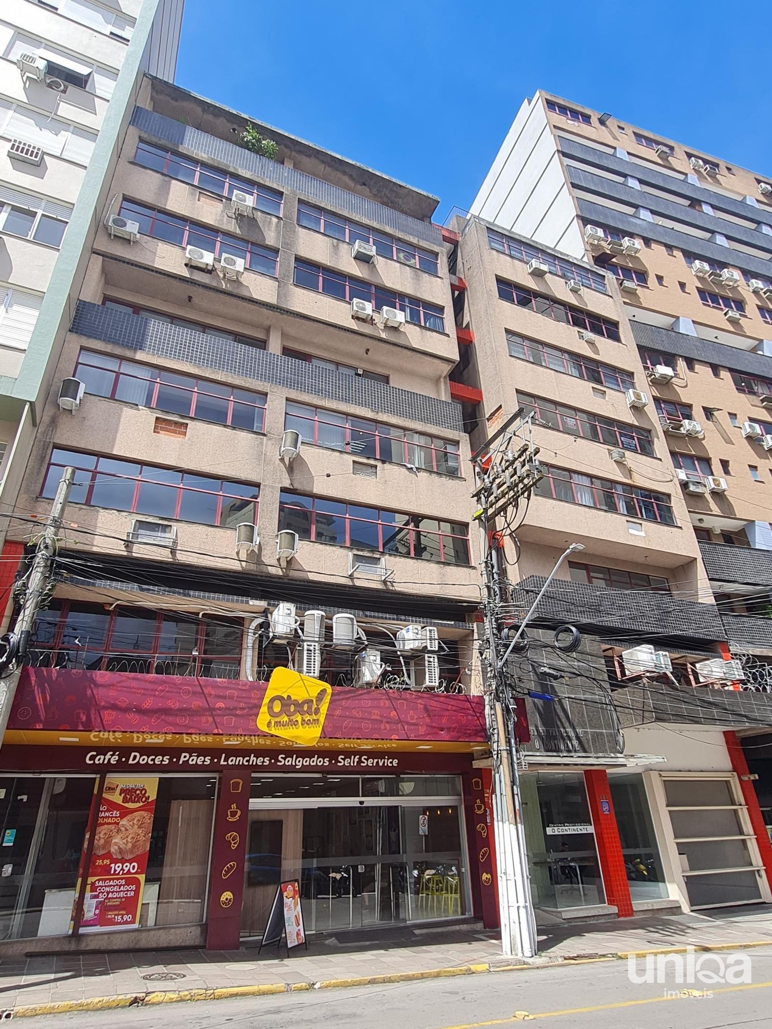 Sala comercial com 82m2 e garagem para venda no ed Continente em Santa Maria per
