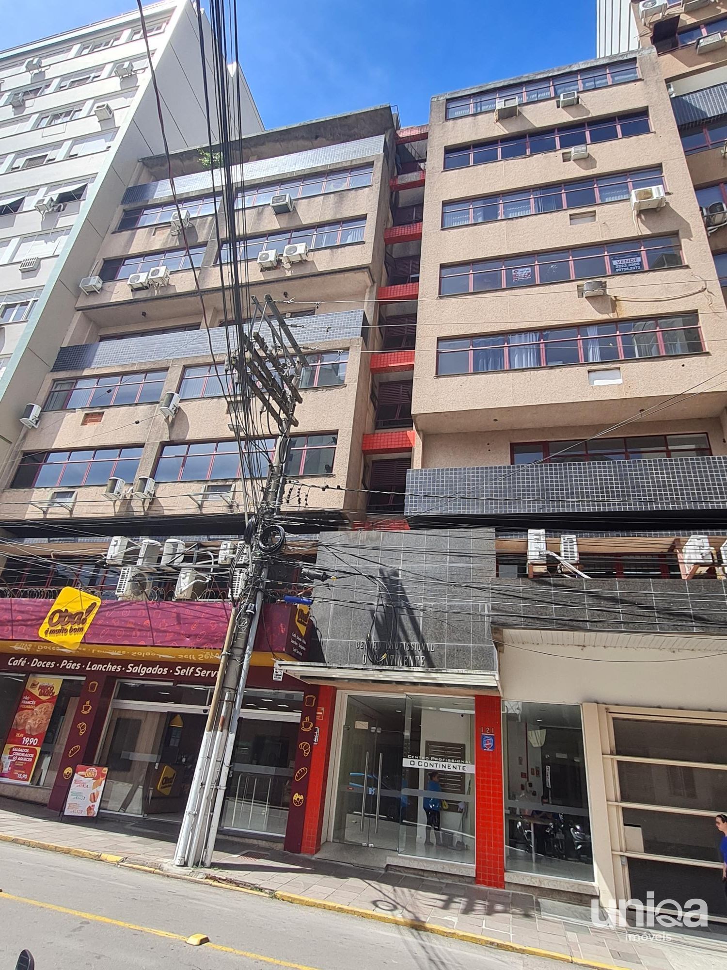 Sala comercial com 82m2 e garagem para venda no ed Continente em Santa Maria per