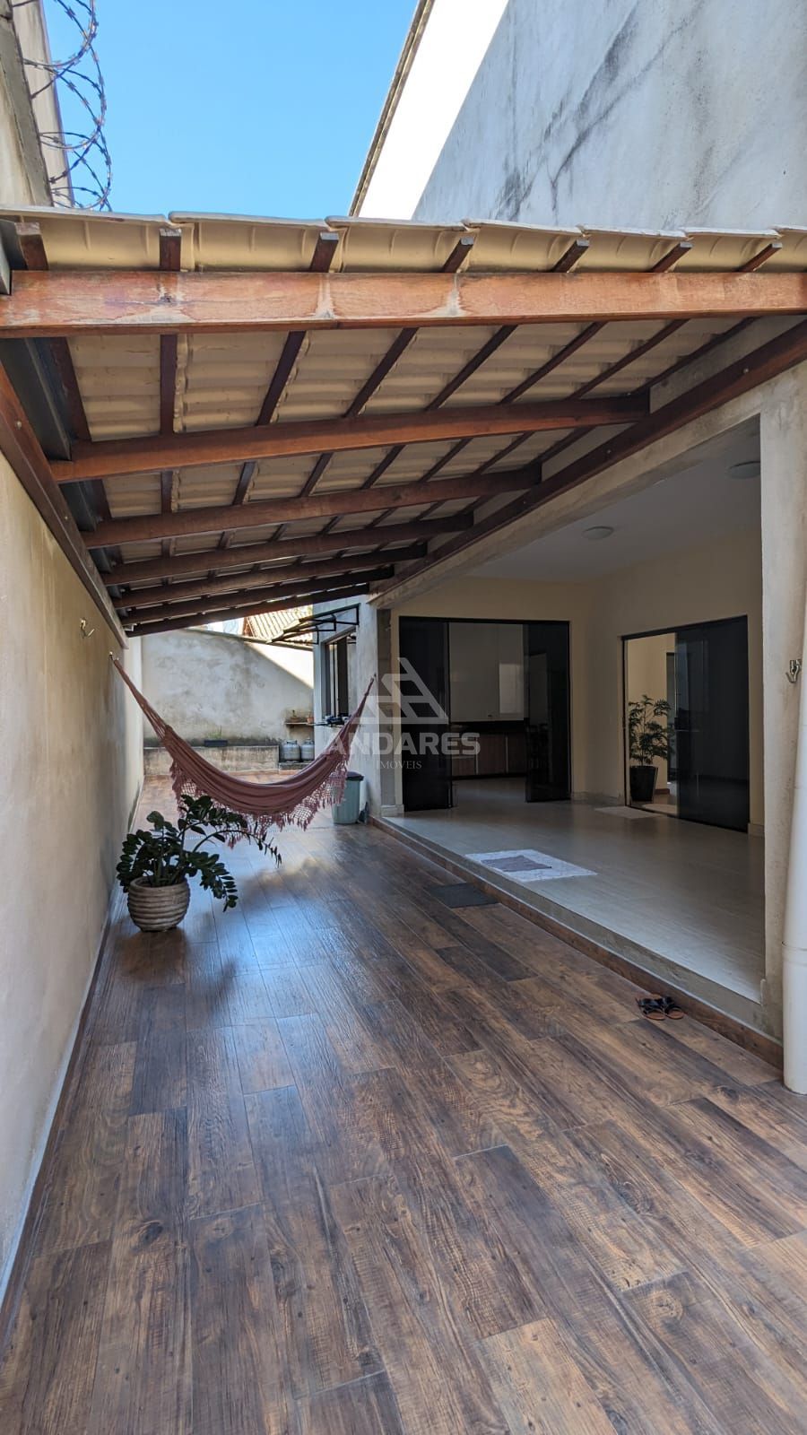 Casa à venda com 4 quartos, 240m² - Foto 1