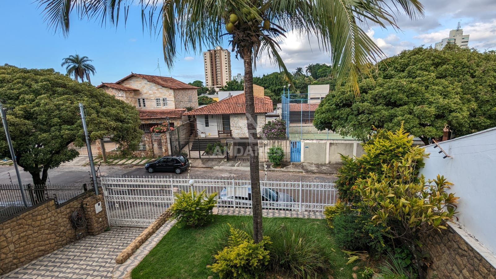 Casa à venda com 3 quartos, 360m² - Foto 1