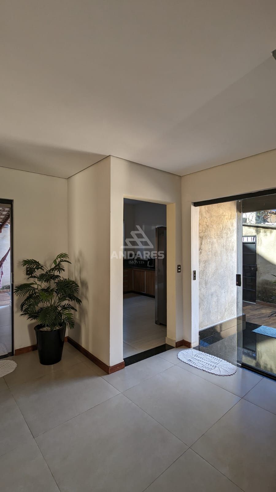 Casa à venda com 4 quartos, 240m² - Foto 2