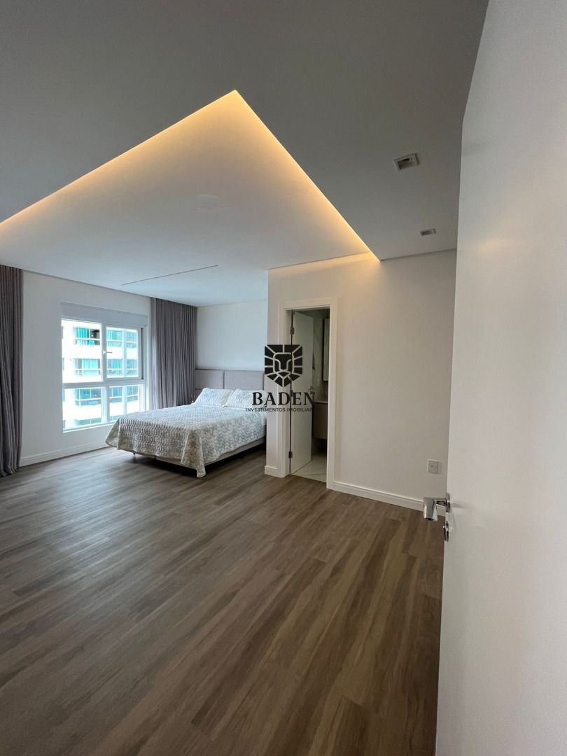 Apartamento para alugar com 3 quartos, 192m² - Foto 13