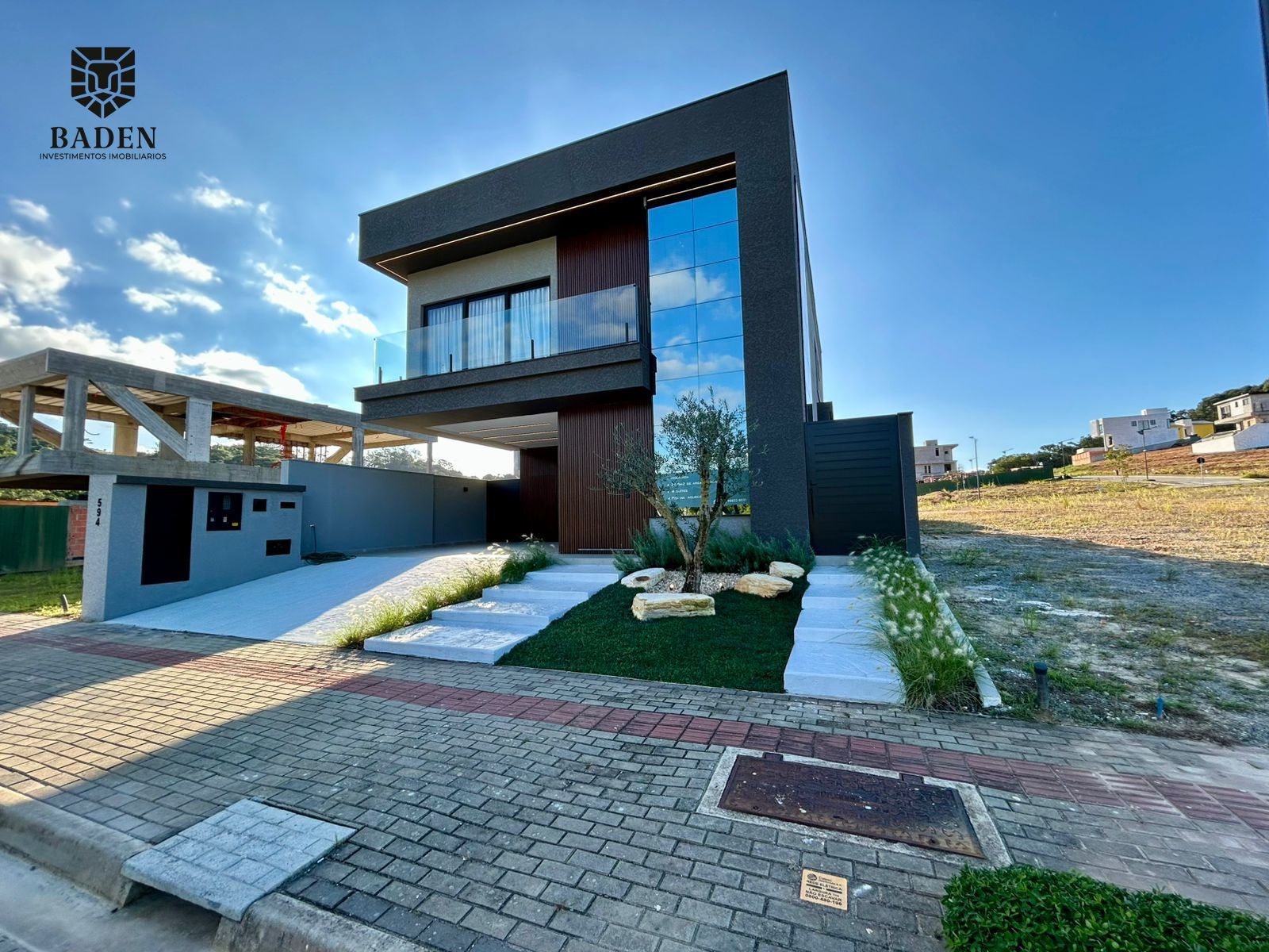 Casa à venda com 4 quartos, 296m² - Foto 2
