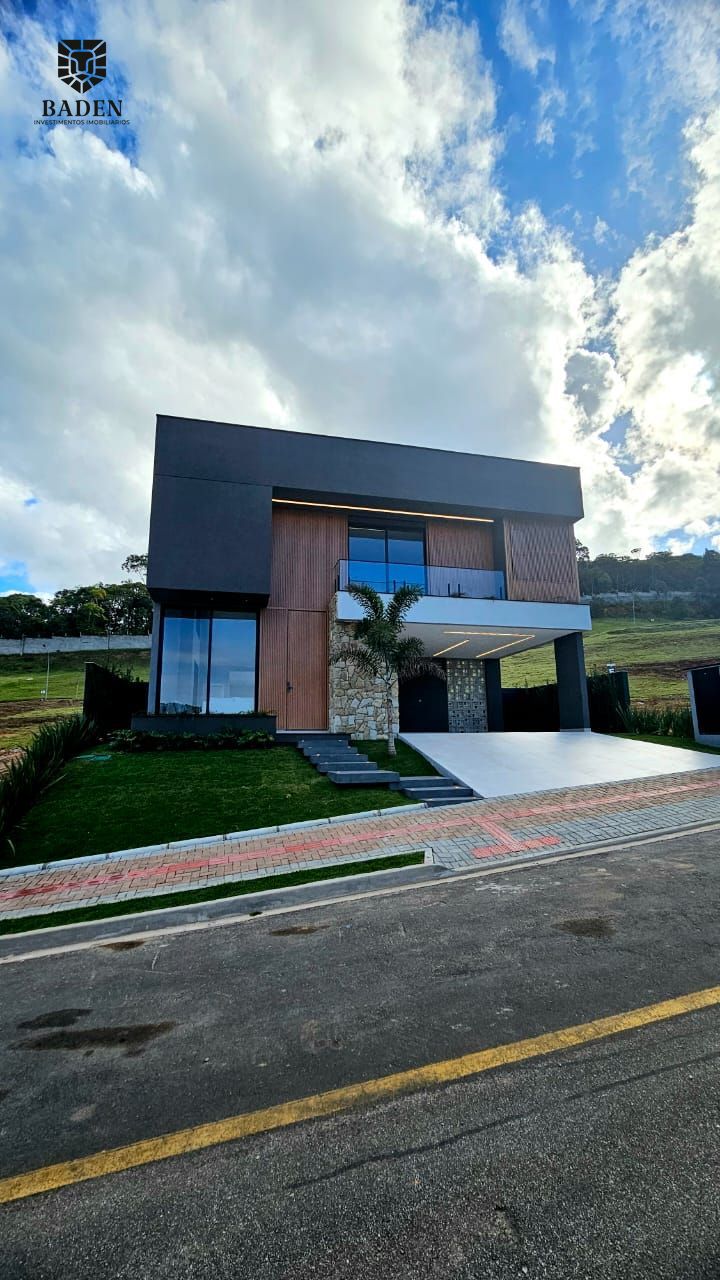 Casa / Alto Padrão / 4 Suítes / Camboriú