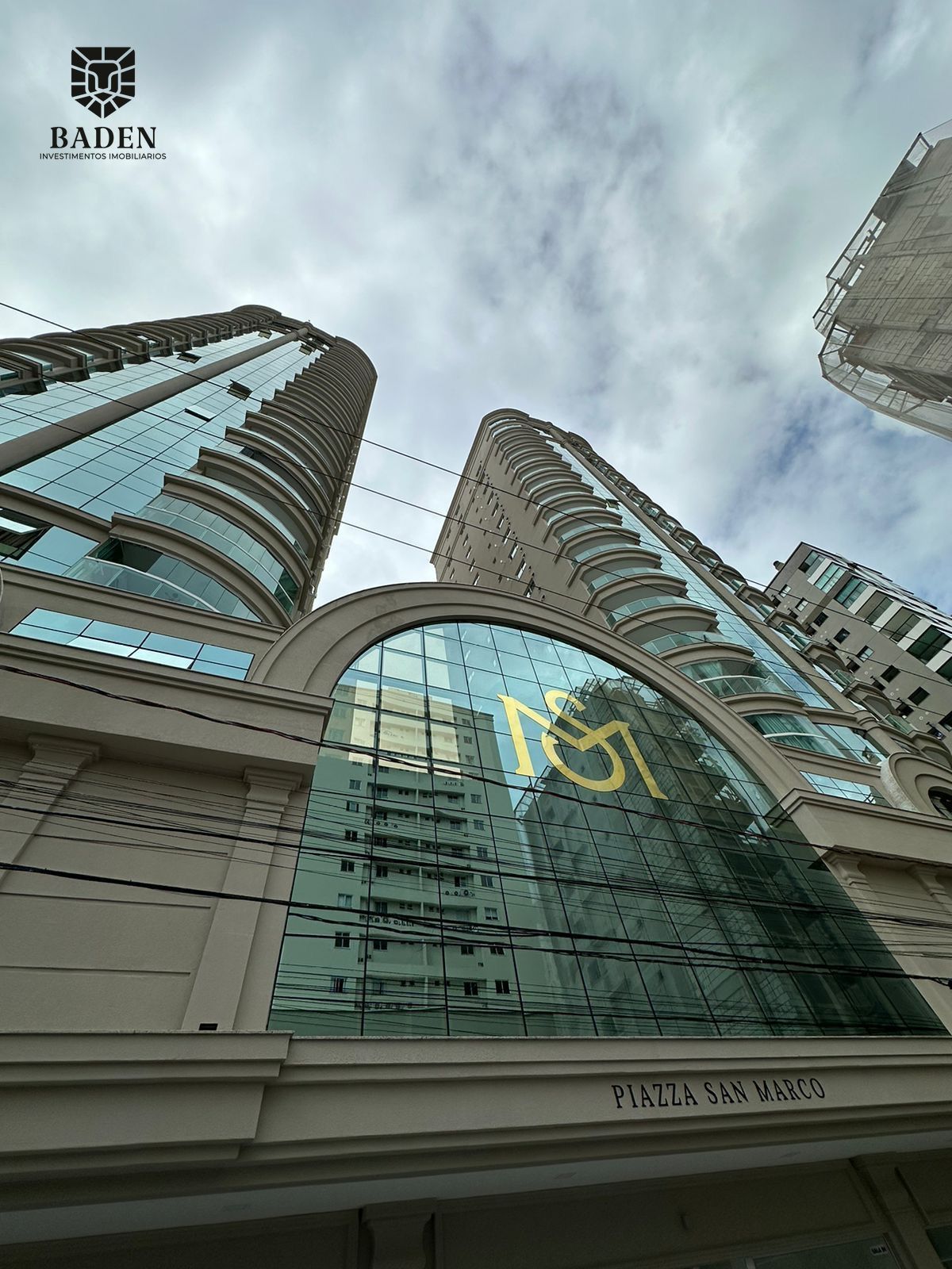 Apartamento 3 suítes mobiliado em rua principal de meia praia