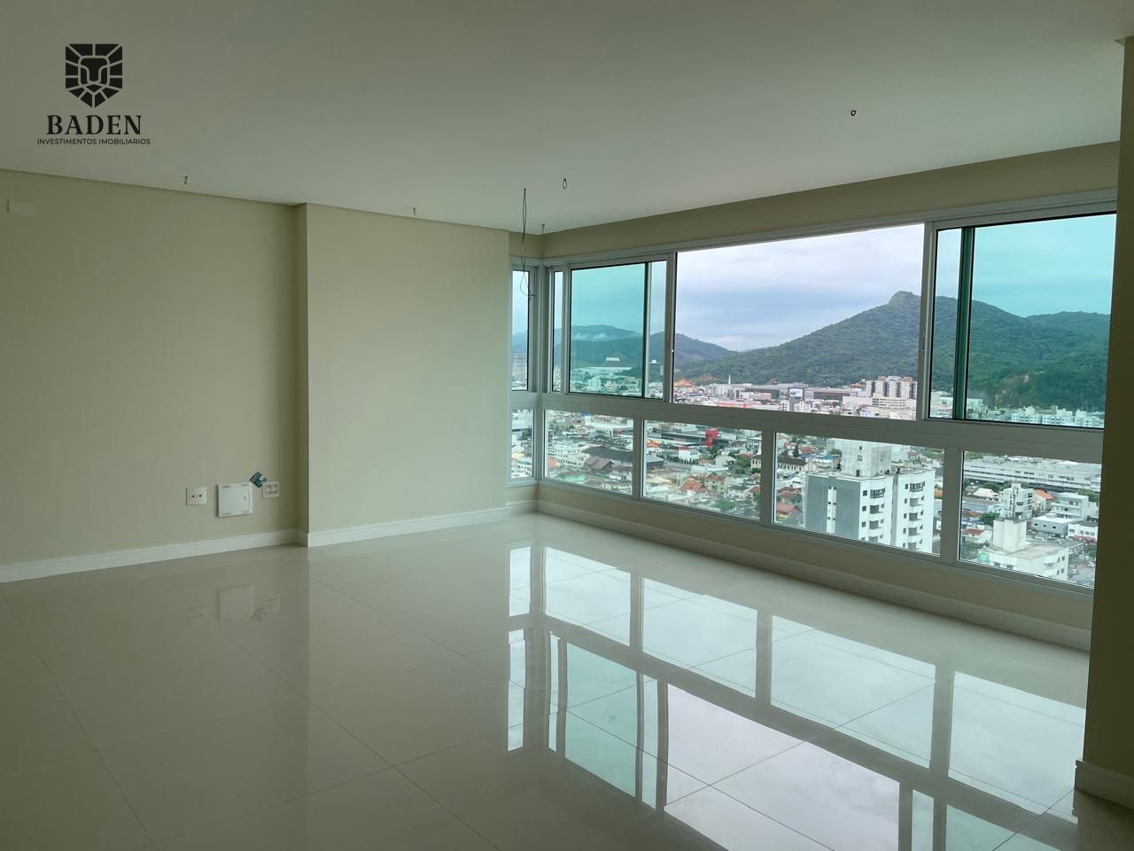 Apartamento de quatro dormitorios  a venda em Balneario Camboriu!