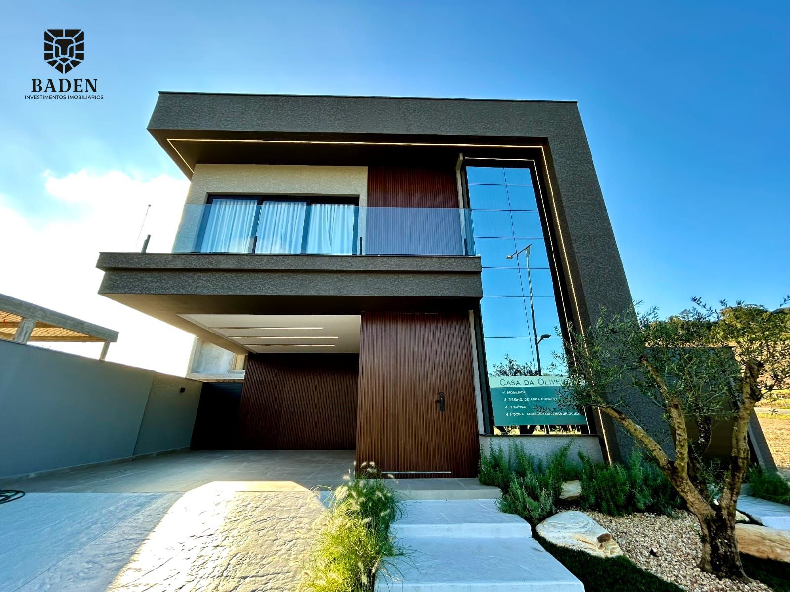 Casa à venda com 4 quartos, 296m² - Foto 1