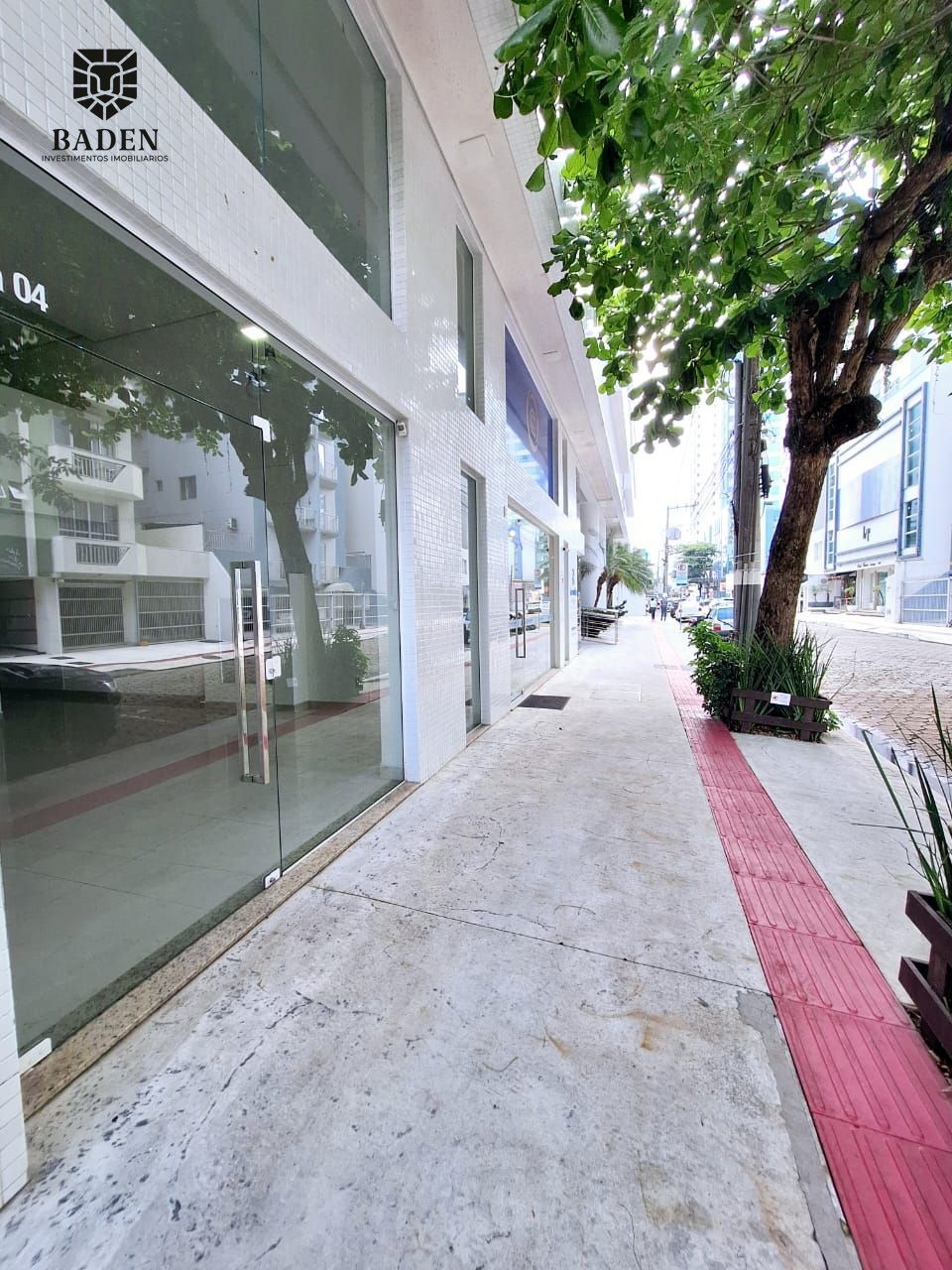 Sala Comercial para Locação por R$6.000 – Centro de Balneário Camboriú