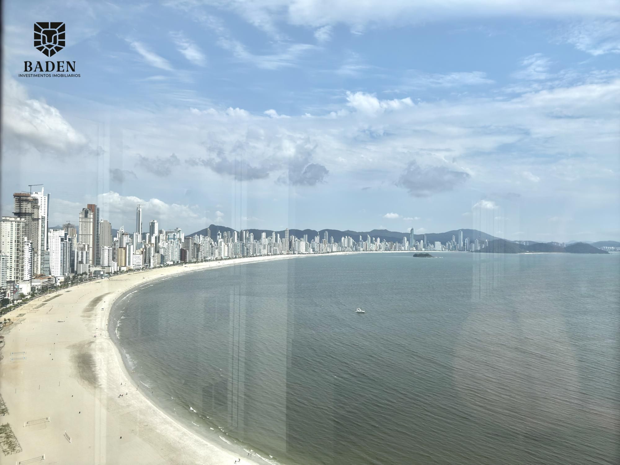 Apartamento / Frente Mar / 4 Suítes