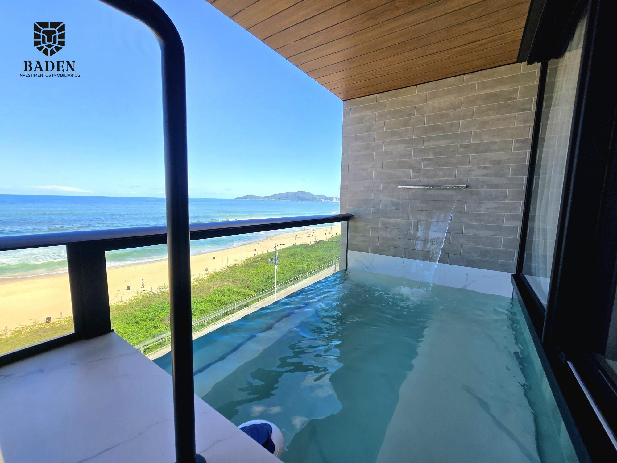 Apartamento frente mar com piscina privativa