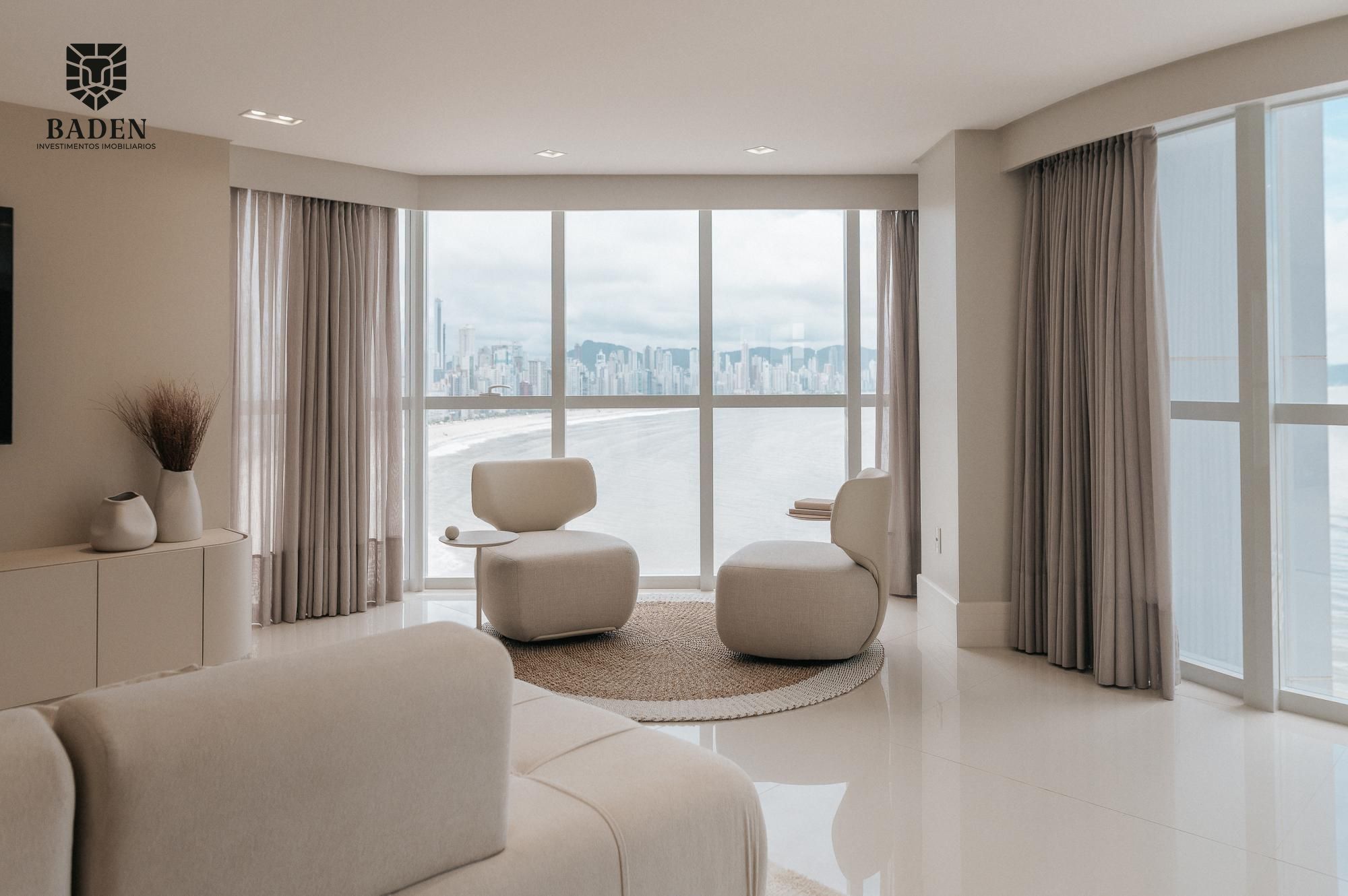 Apartamento / Frente mar / Decorado e Mobiliado / 4 Suítes