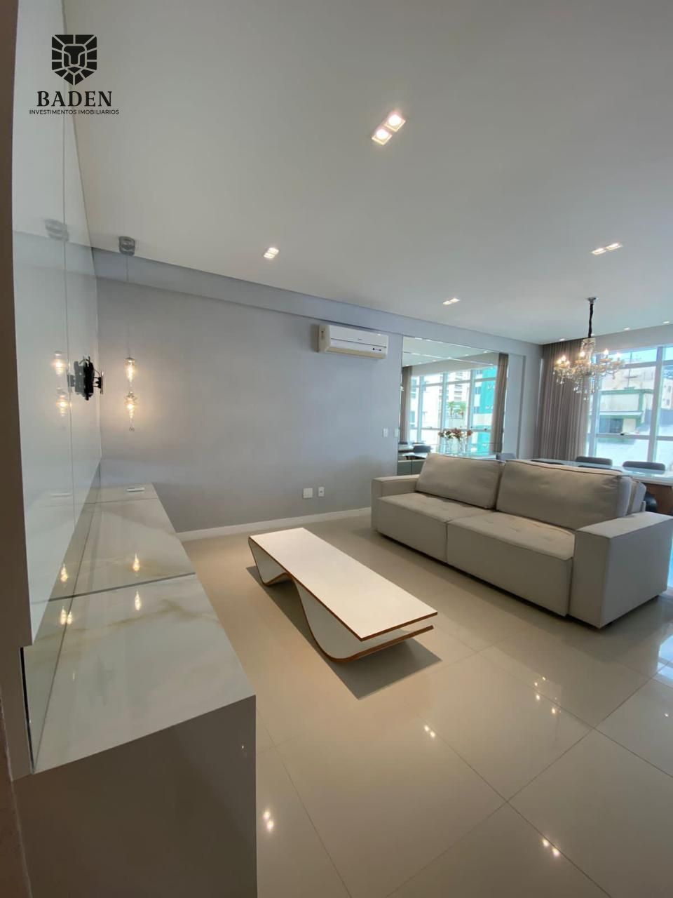 Apartamento 1 Suíte / Diferenciado / 2 Vagas de Garagem / Mobiliado / Centro / Balneário Camboriú.