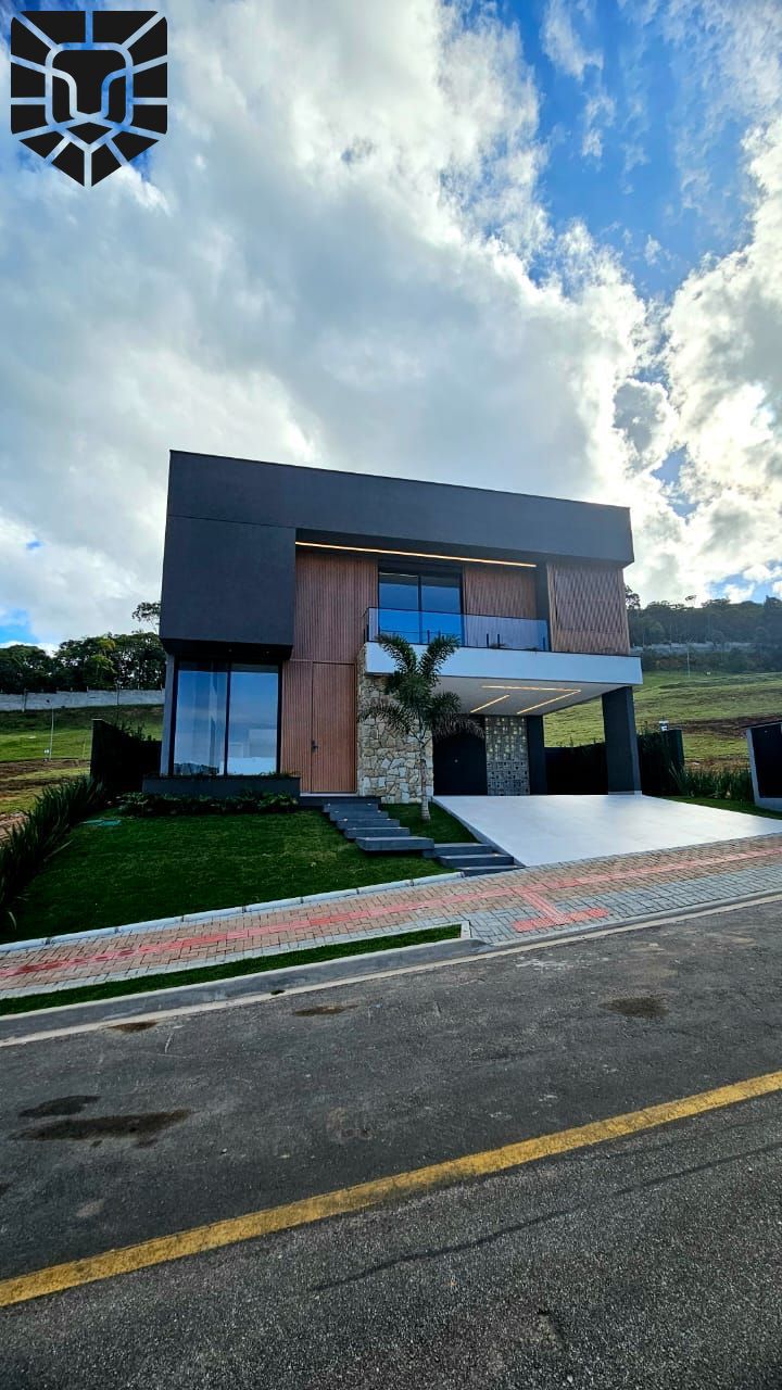 Casa / Alto Padrão / 4 Suítes / Camboriú