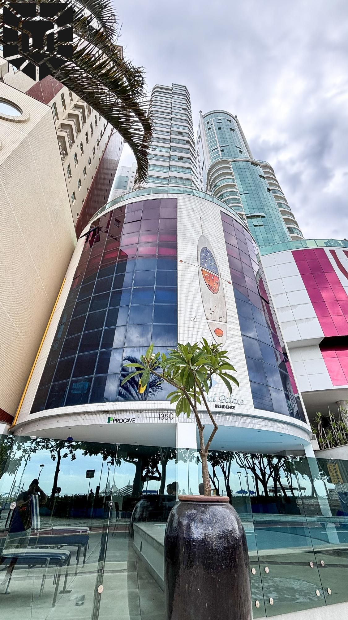 Frente mar – reformado – mobiliado – finamente decorado – Edifício Royal Palace