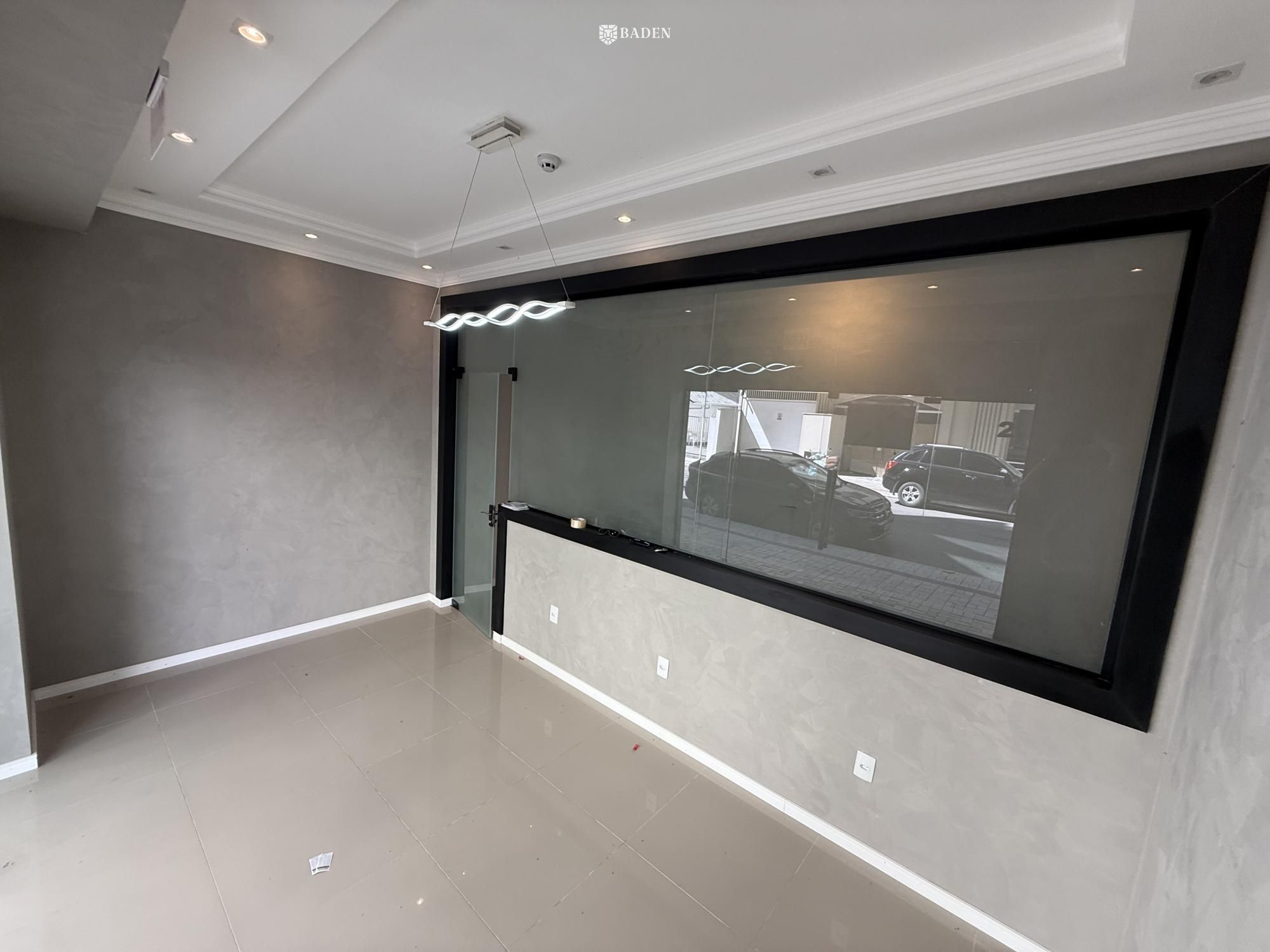 Excelente Sala Comercial no centro de Itapema