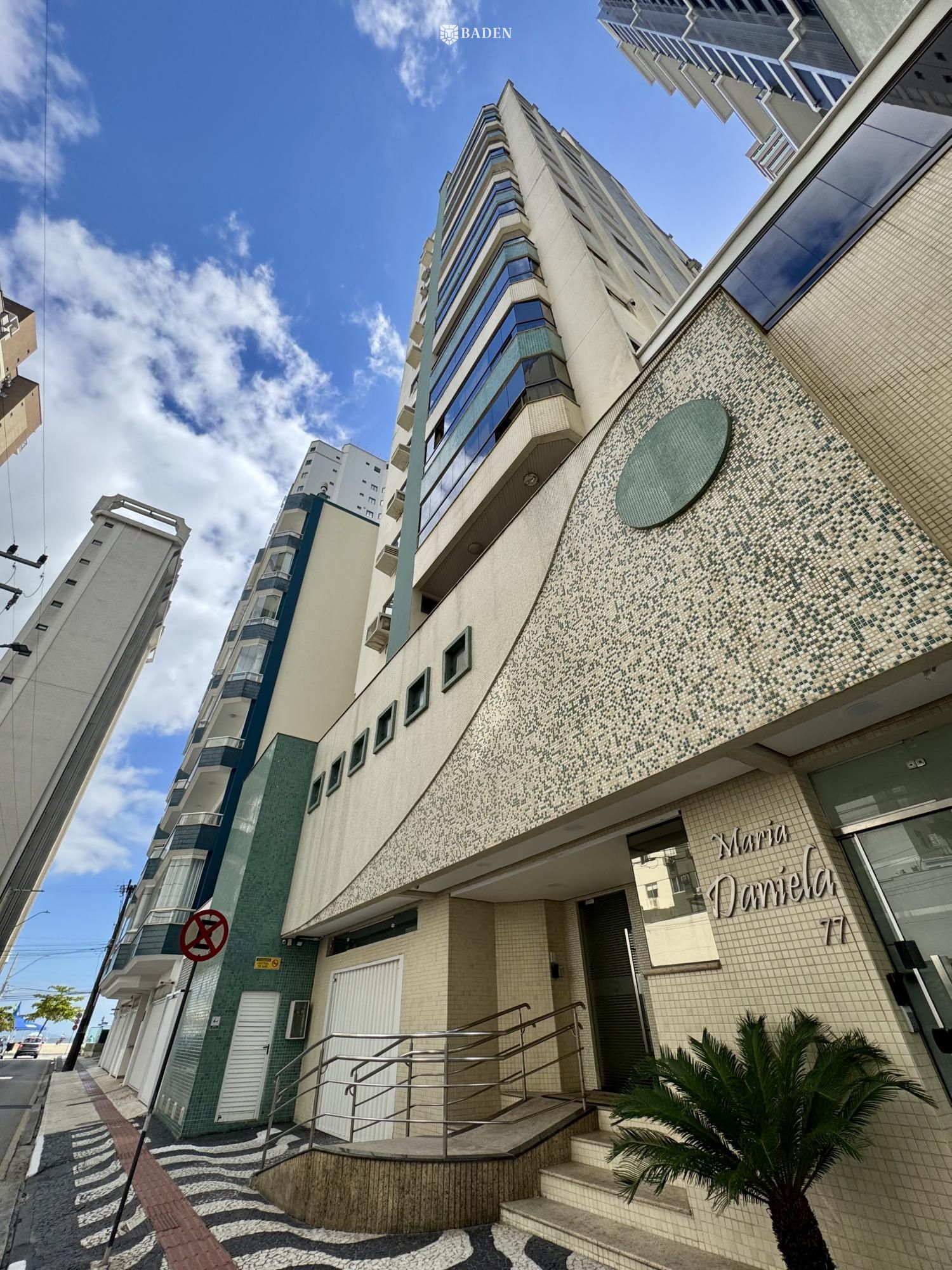 Apartamento mobiliado com 03 dormitórios na Quadra mar de Balneário Camboriú 50m da praia