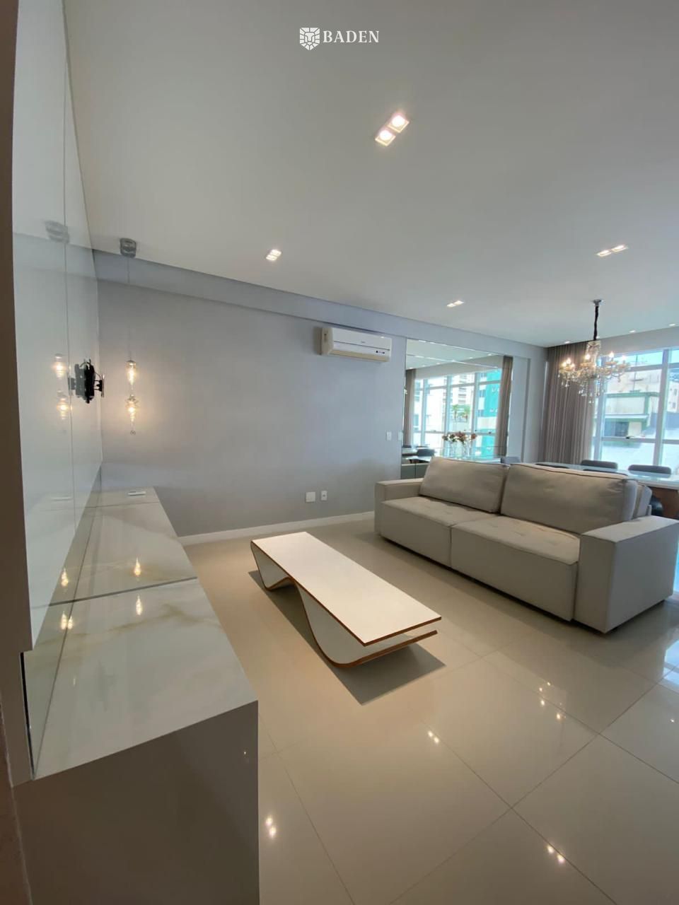 Apartamento 1 Suíte / Diferenciado / 2 Vagas de Garagem / Mobiliado / Centro / Balneário Camboriú.