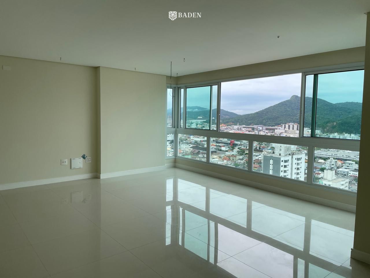 Apartamento de quatro dormitorios  a venda em Balneario Camboriu!