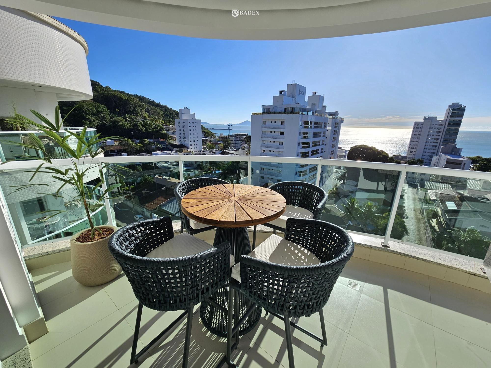 Cobertura Duplex Mobiliada | 5 Suítes | Rooftop com Vista Mar | Cabeçudas