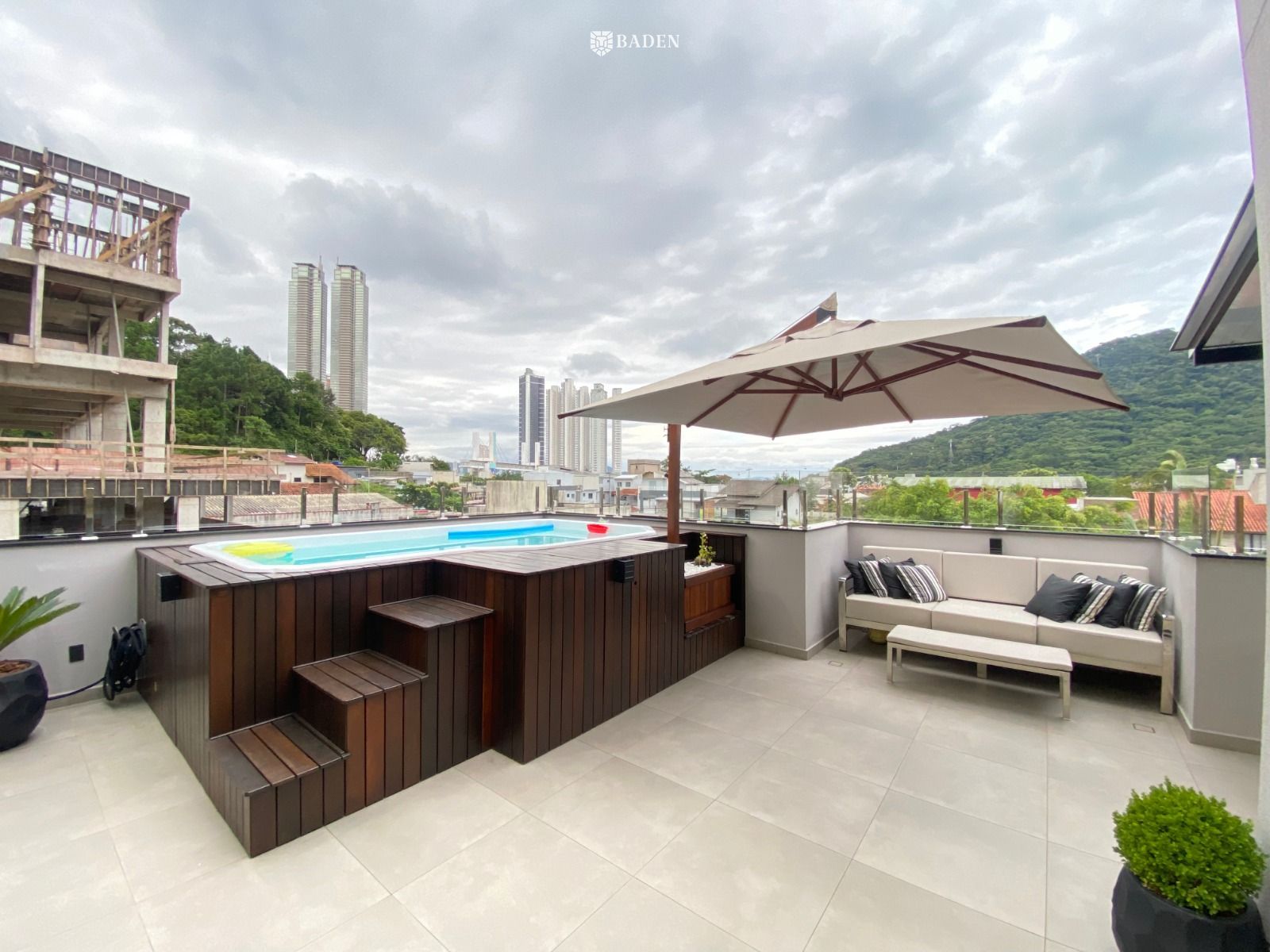 Cobertura duplex com piscina na Bairro da Barra em Balneário Camboriú