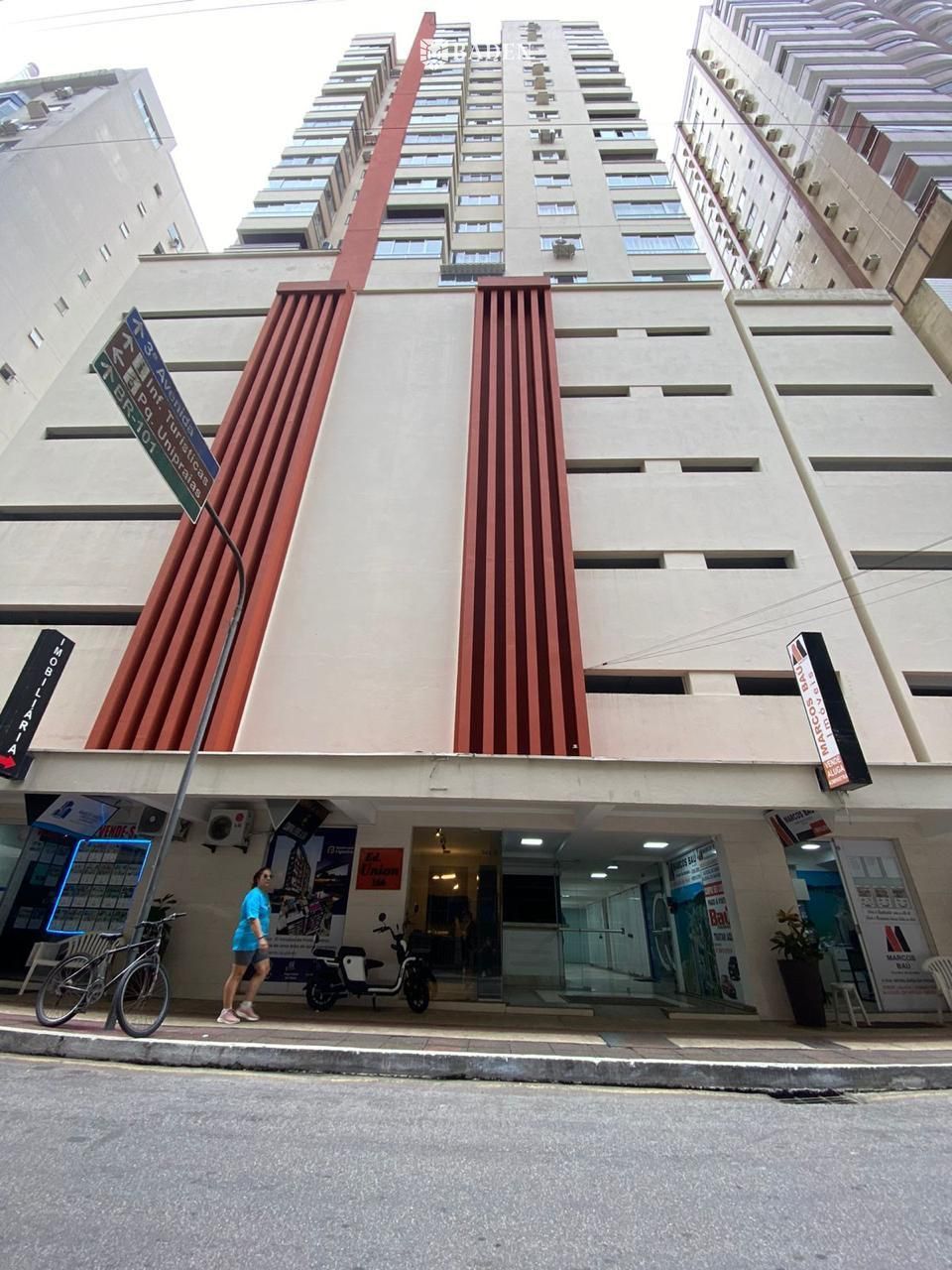 Apartamento 2 dormitórios, mobiliado, decorado e equipado na Quadra do Mar no Centro de Balneário Camboriú, Santa Catarina