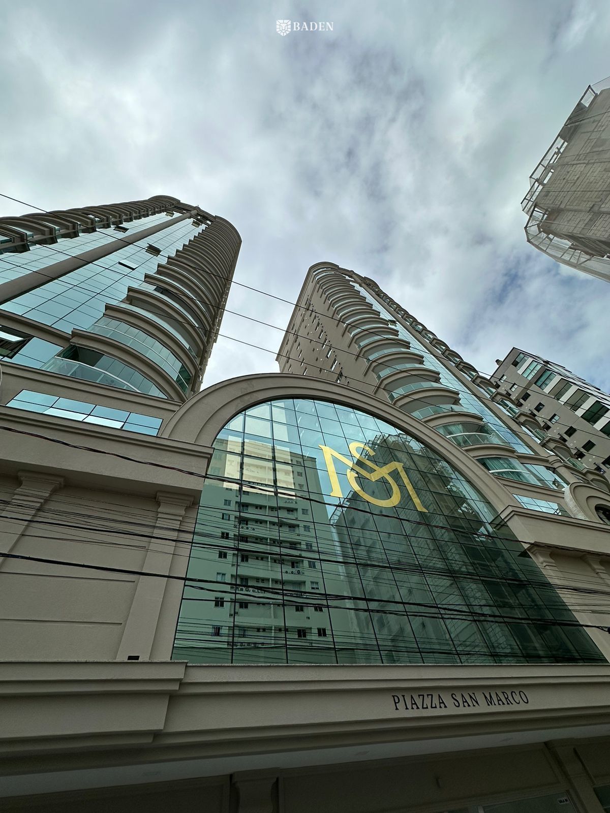 Apartamento 3 suítes mobiliado em rua principal de meia praia