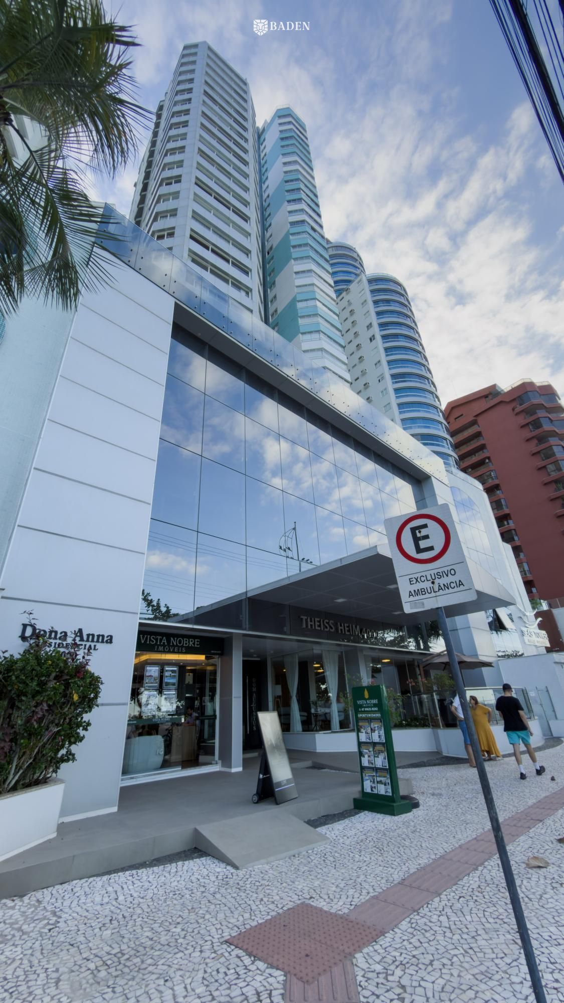 Apartamento frente mar mobiliado no Ed. Theiss Heim Residence em Balneário Camboriú