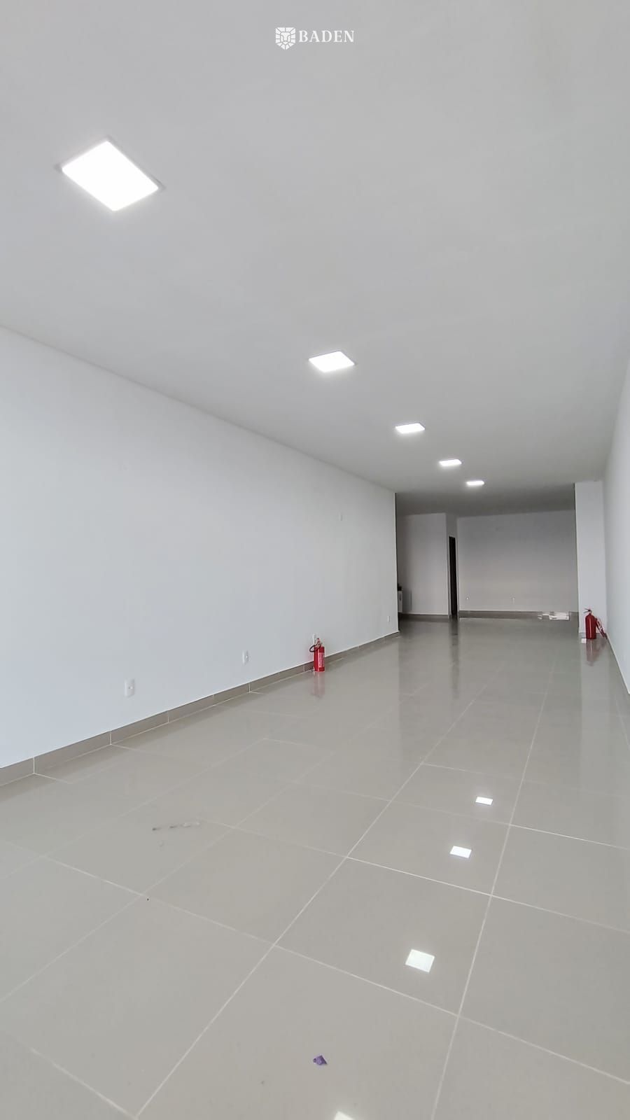 Sala Comercial Nova para Locação no Bairro Vila Real