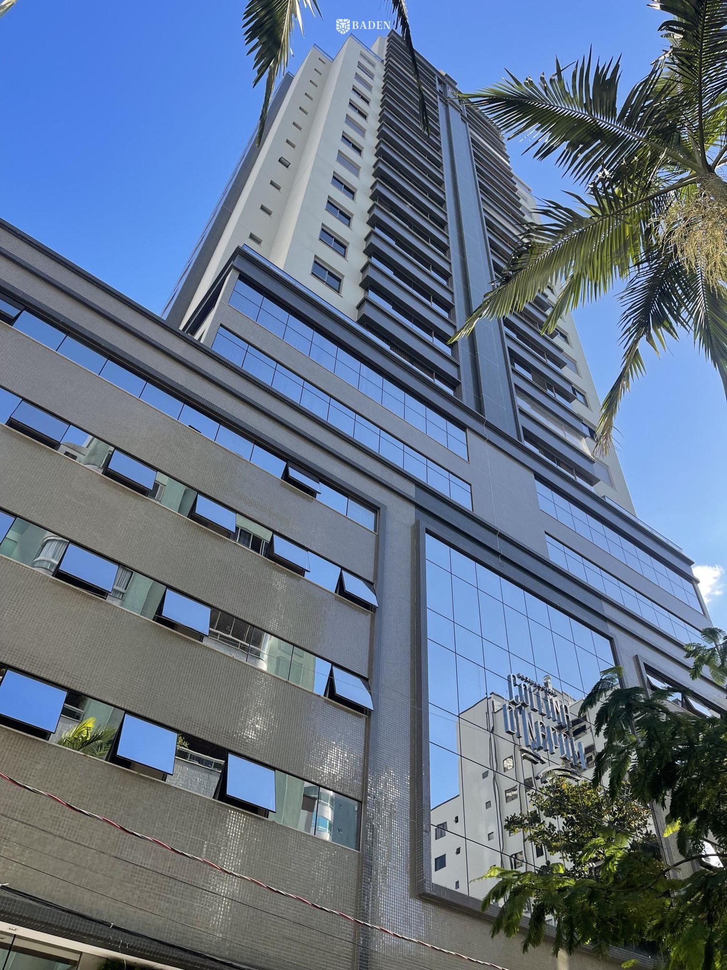 Apartamento / 3 Suítes / 3 Vagas / 500m do mar/ Balneário Camboriú