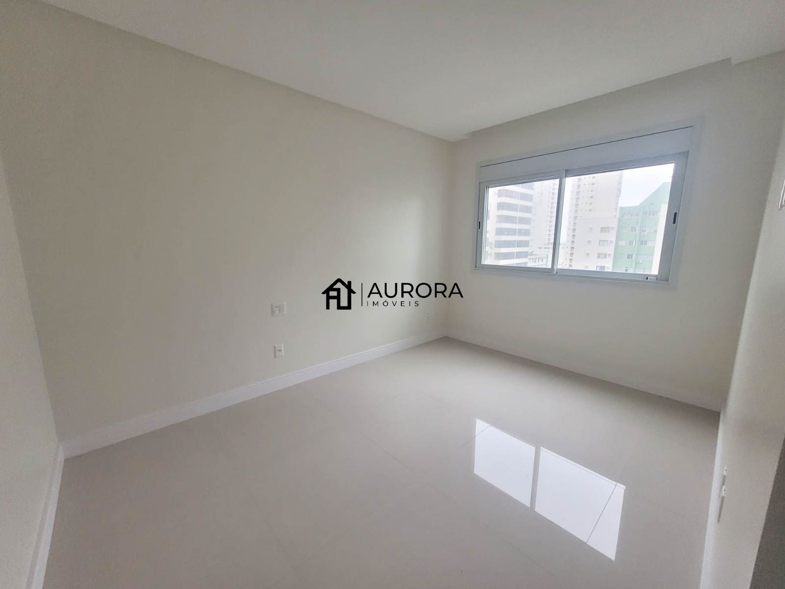 Apartamento à venda com 3 quartos, 128m² - Foto 2