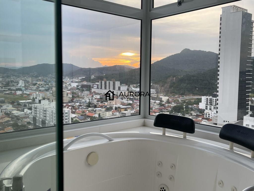 Apartamento à venda com 3 quartos, 147m² - Foto 1