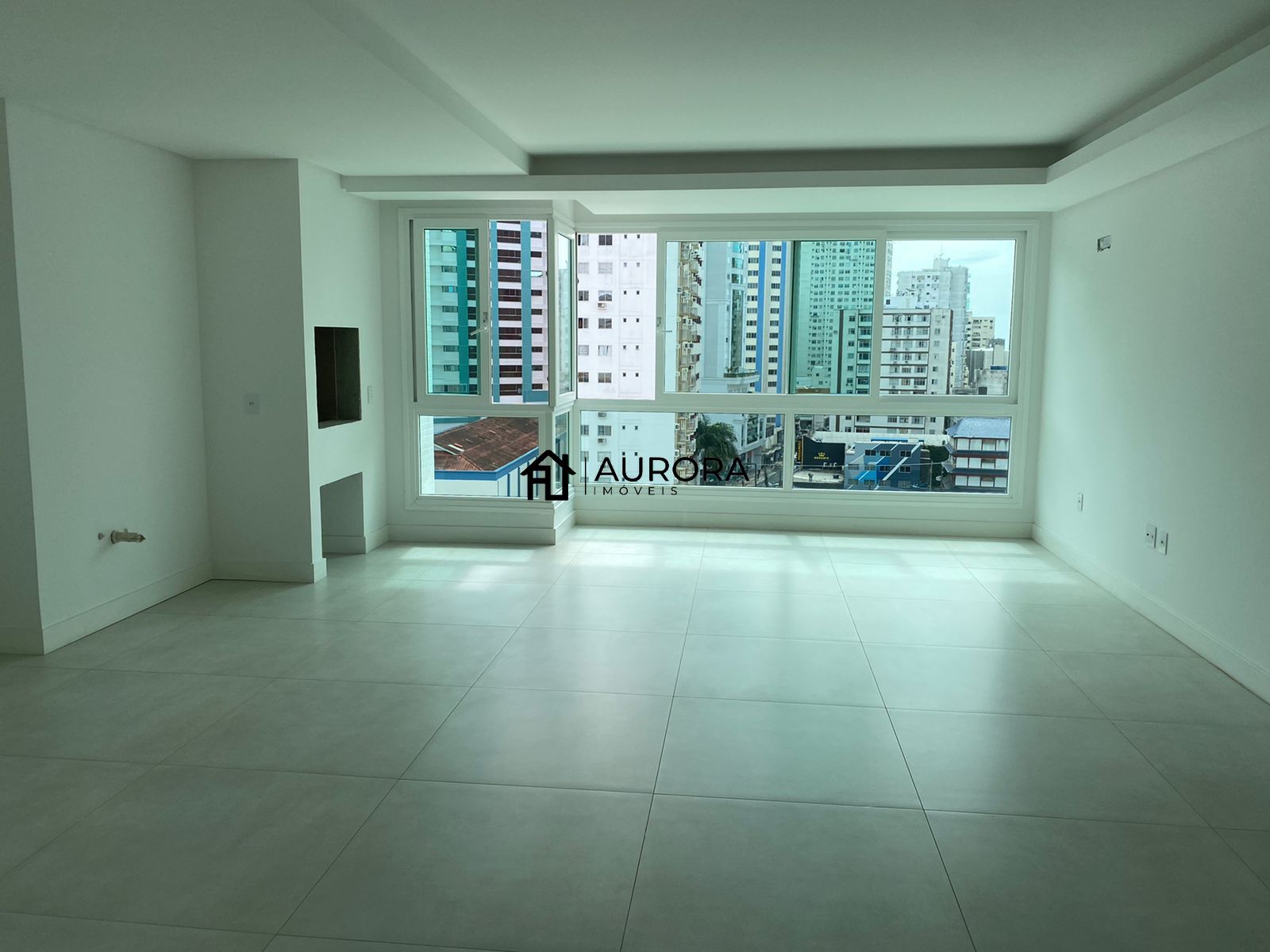 Apartamento à venda com 3 quartos, 137m² - Foto 2