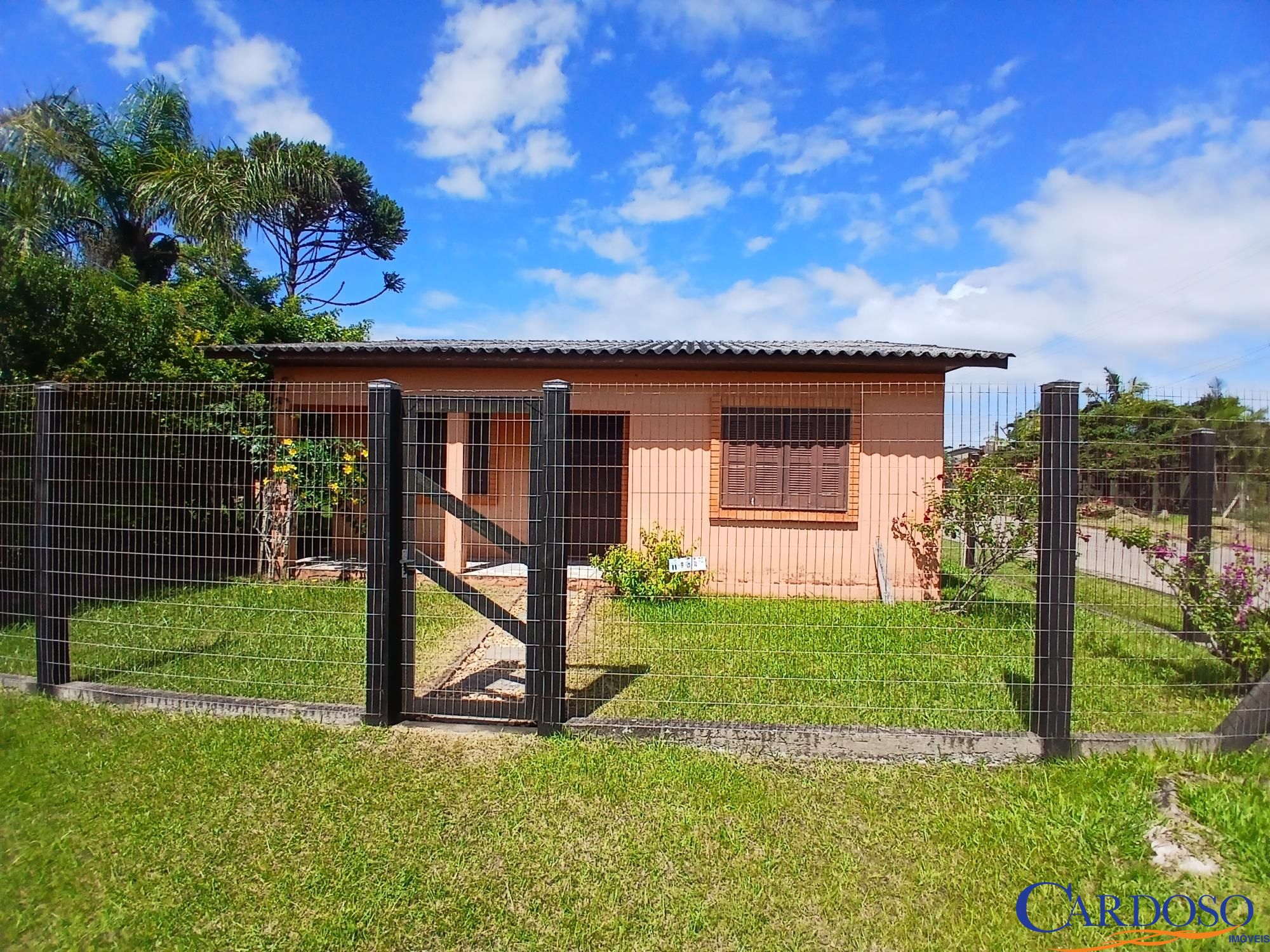 Casa com 2 Dormitórios à venda, 80 m² por R$ 300.000,00 Casa com 2 Dormitórios à venda, 80 m² por R$ 300.000,00