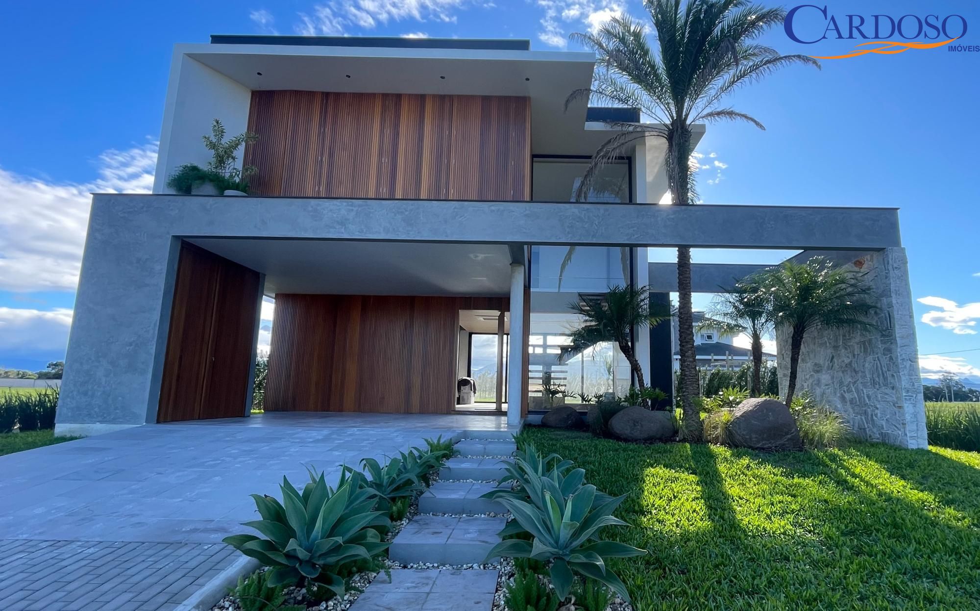 Casa à venda com 3 quartos, 229m² - Foto 1