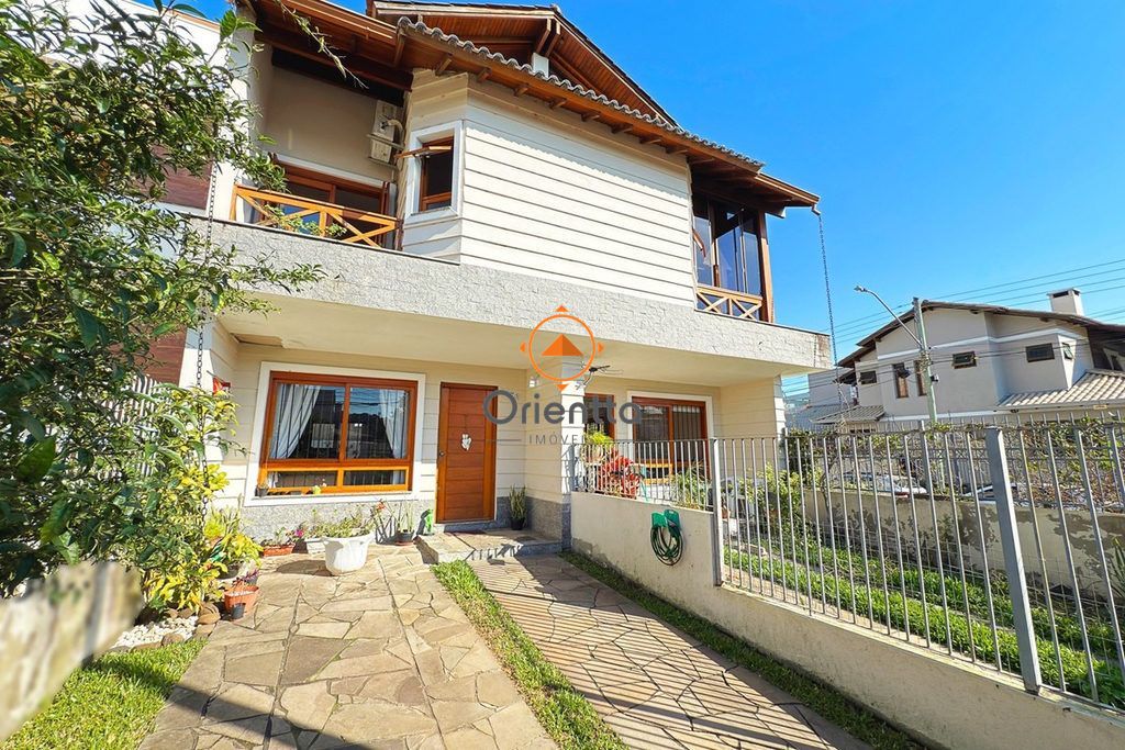Casa com 151m², 3 dormitórios no bairro Guarujá em Porto Alegre para Comprar