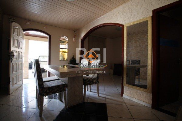 Casa com 180m², 4 dormitórios no bairro Rubem Berta em Porto Alegre para Comprar