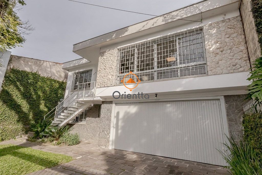 Casa com 262m², 4 dormitórios no bairro Três Figueiras em Porto Alegre para Comprar