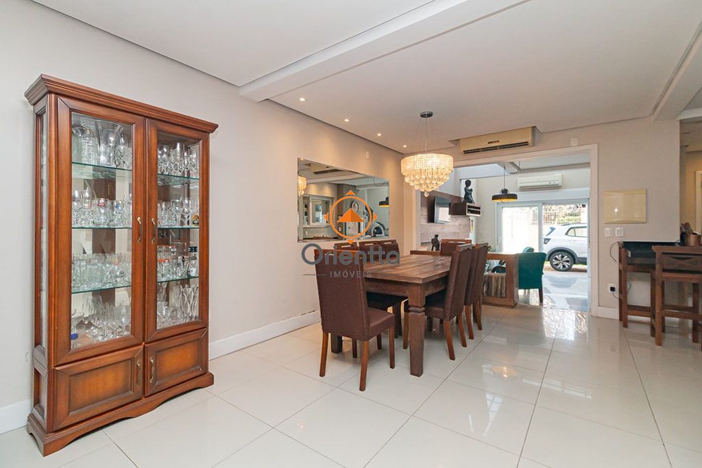 Casa com 147m², 3 dormitórios no bairro Guarujá em Porto Alegre para Comprar