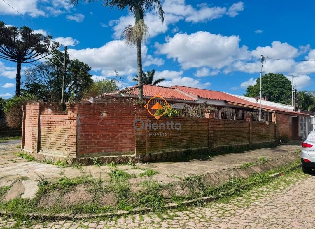 Casa, 3 dormitórios no bairro Guarujá em Porto Alegre para Comprar